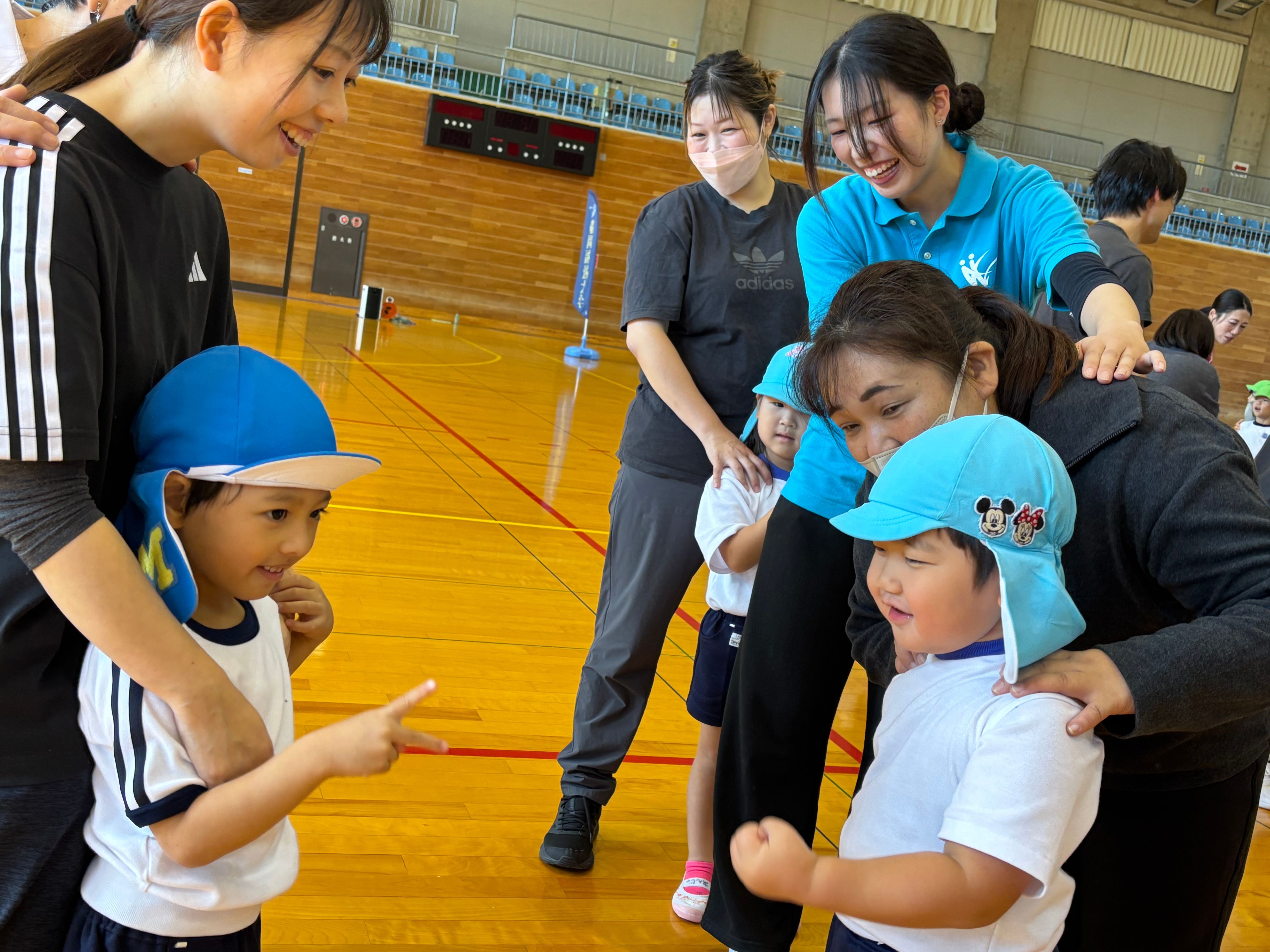 親子で運動あそびの様子