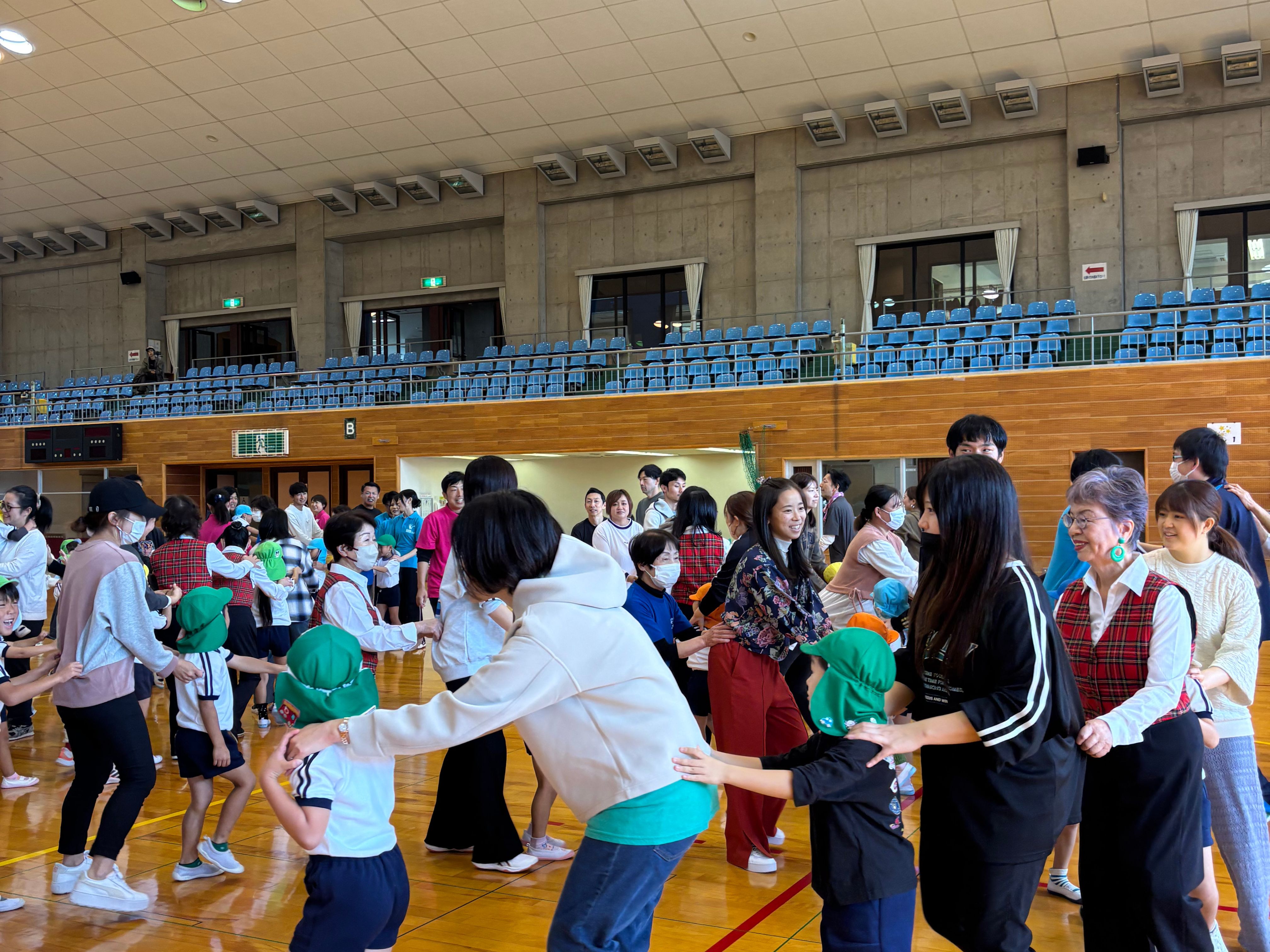 親子で運動あそびの様子