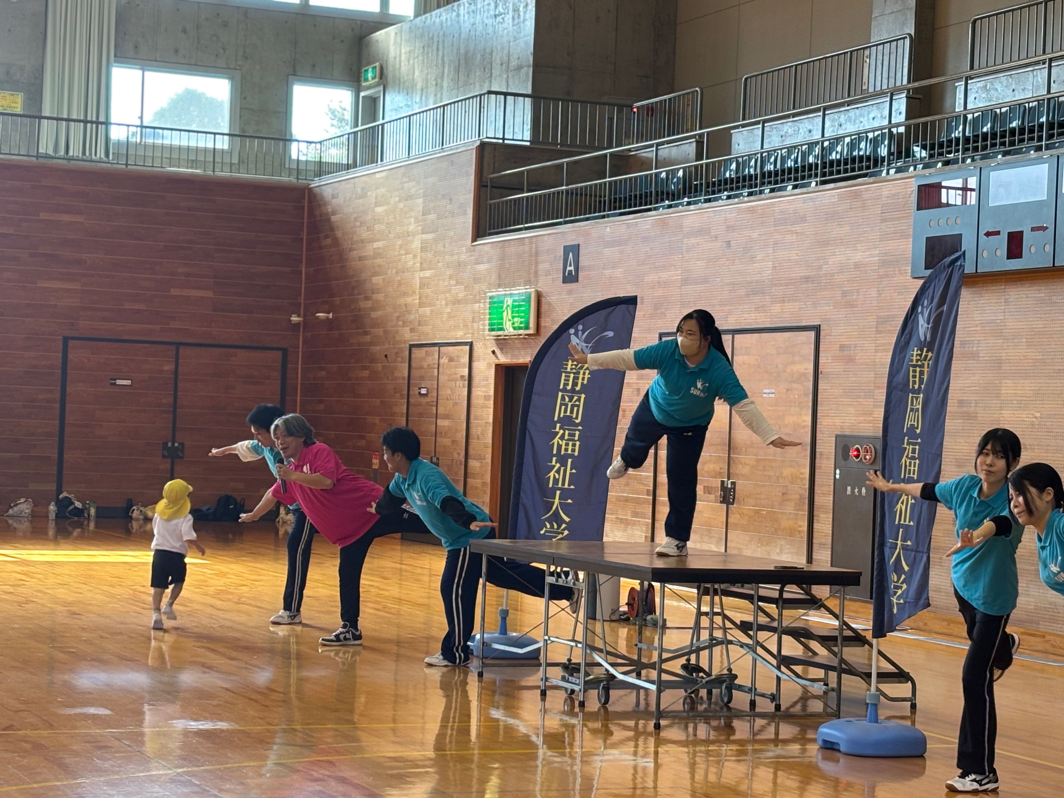 親子で運動あそびの様子
