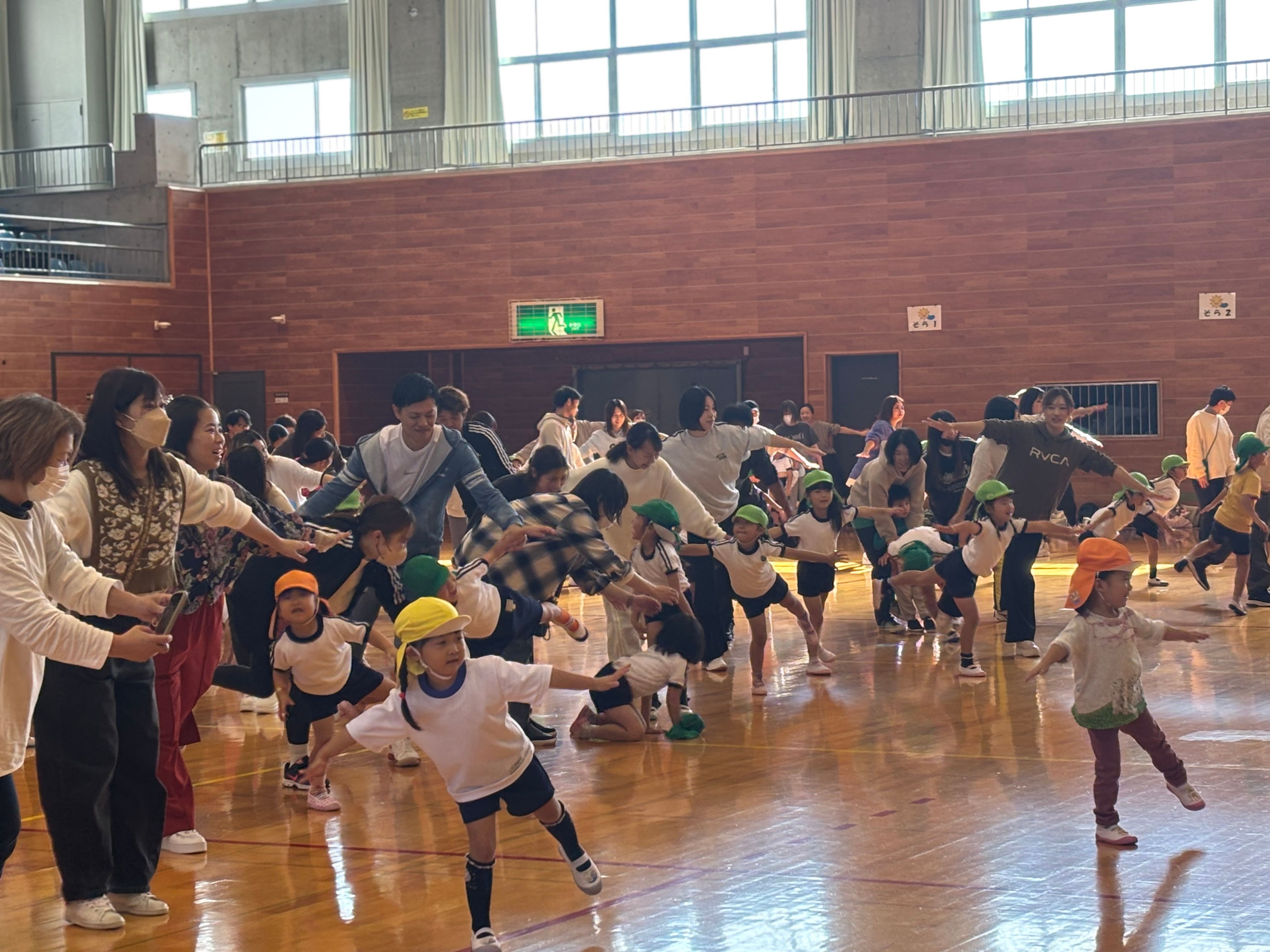 親子で運動あそびの様子