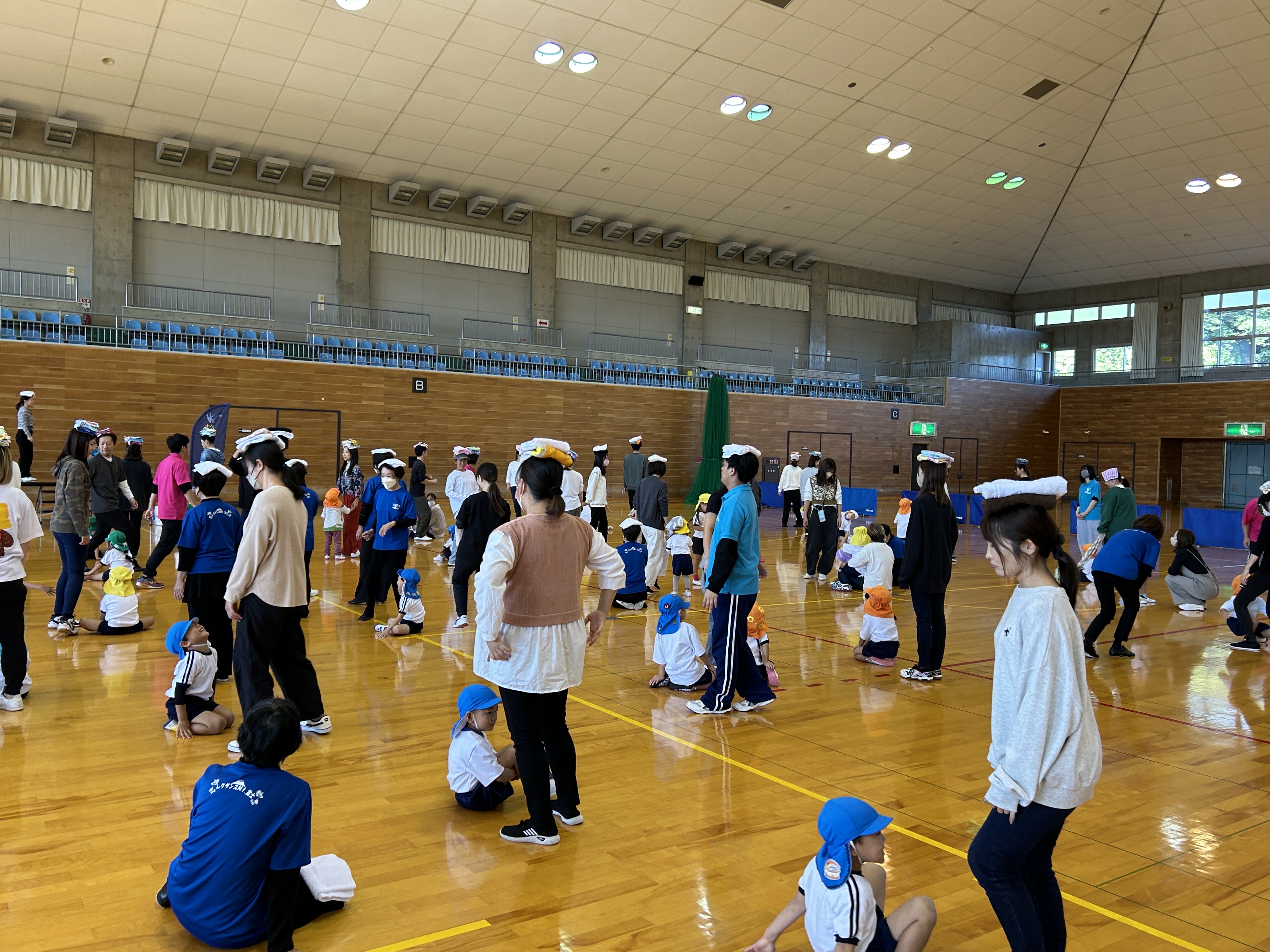 親子で運動あそびの様子