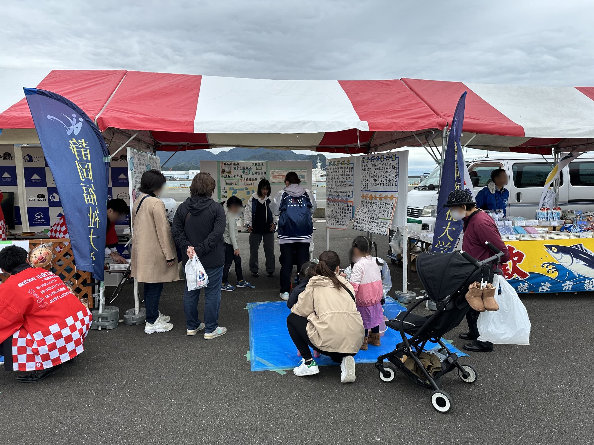 学生と魚フェス参加者との交流風景