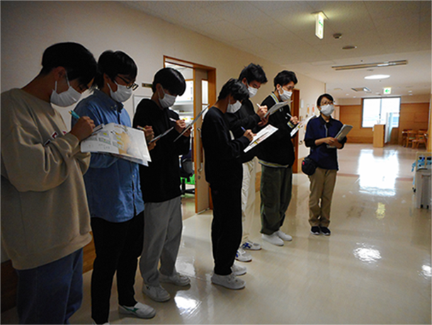 学生が説明を受けている風景