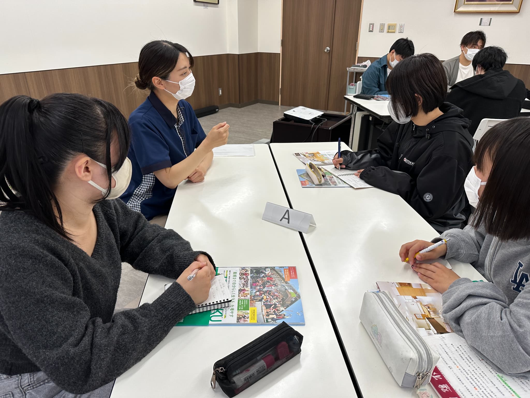 職員の方との交流会風景