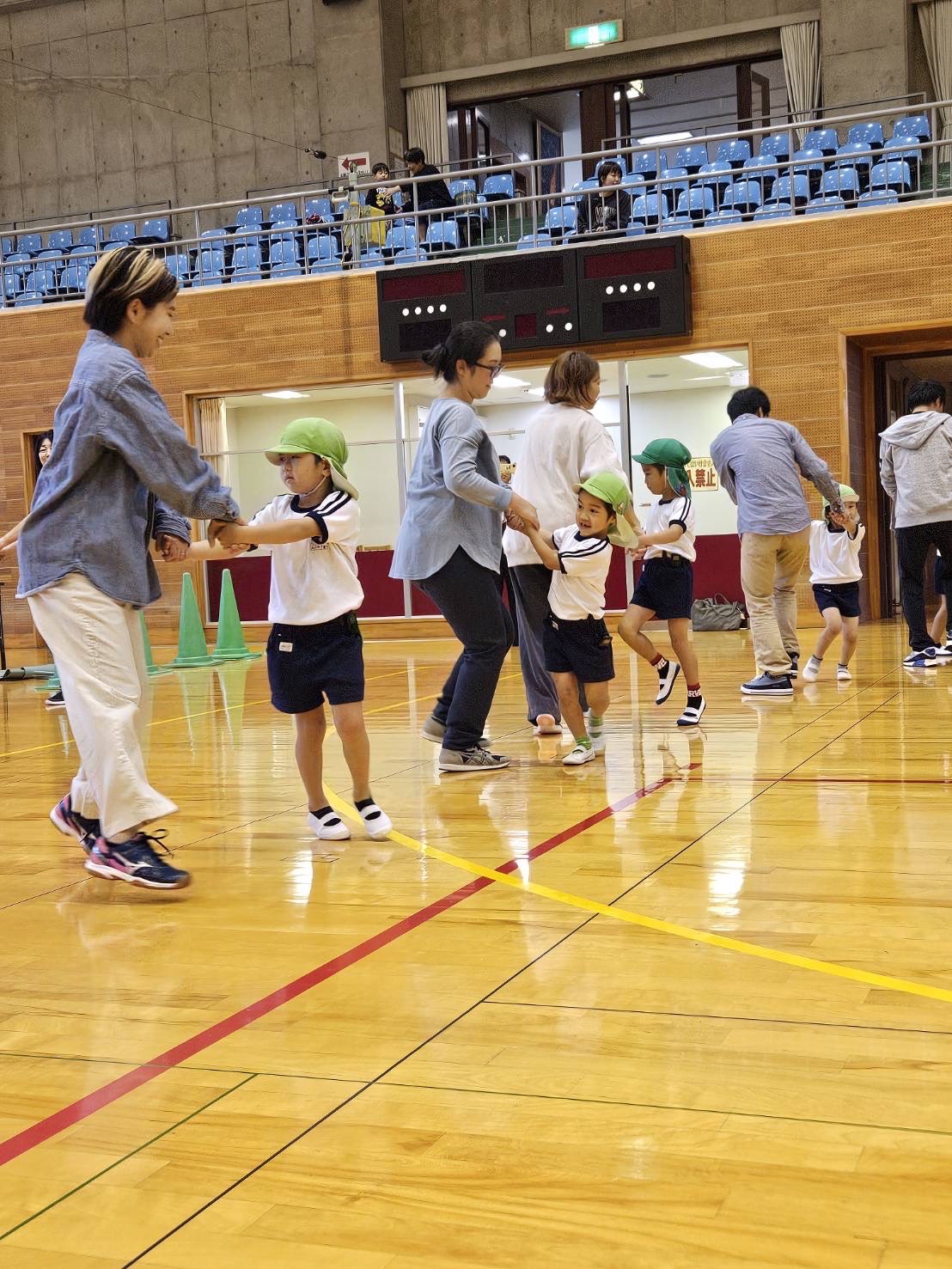 親子運動あそびの様子