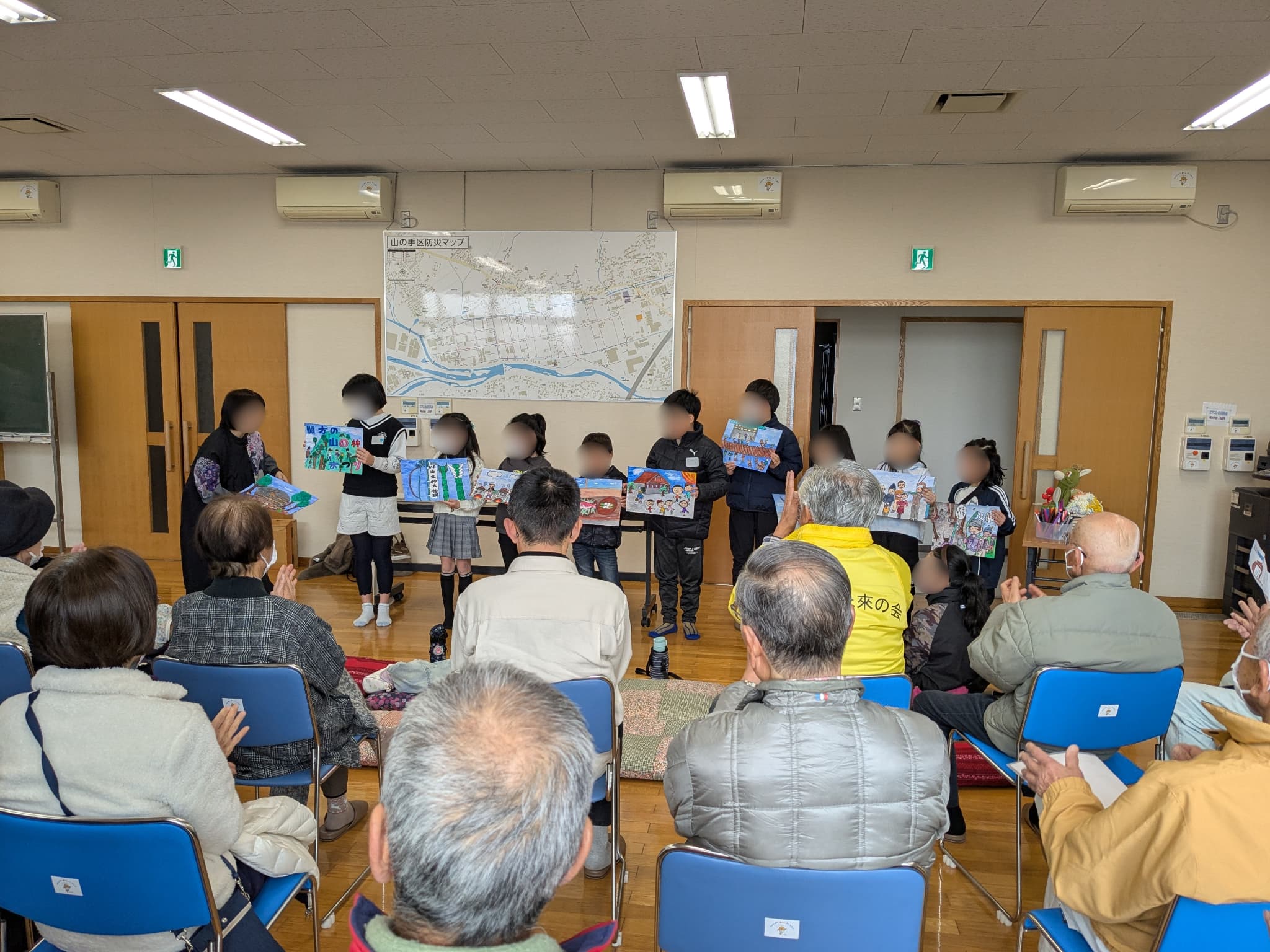 児童が紙芝居を披露している様子