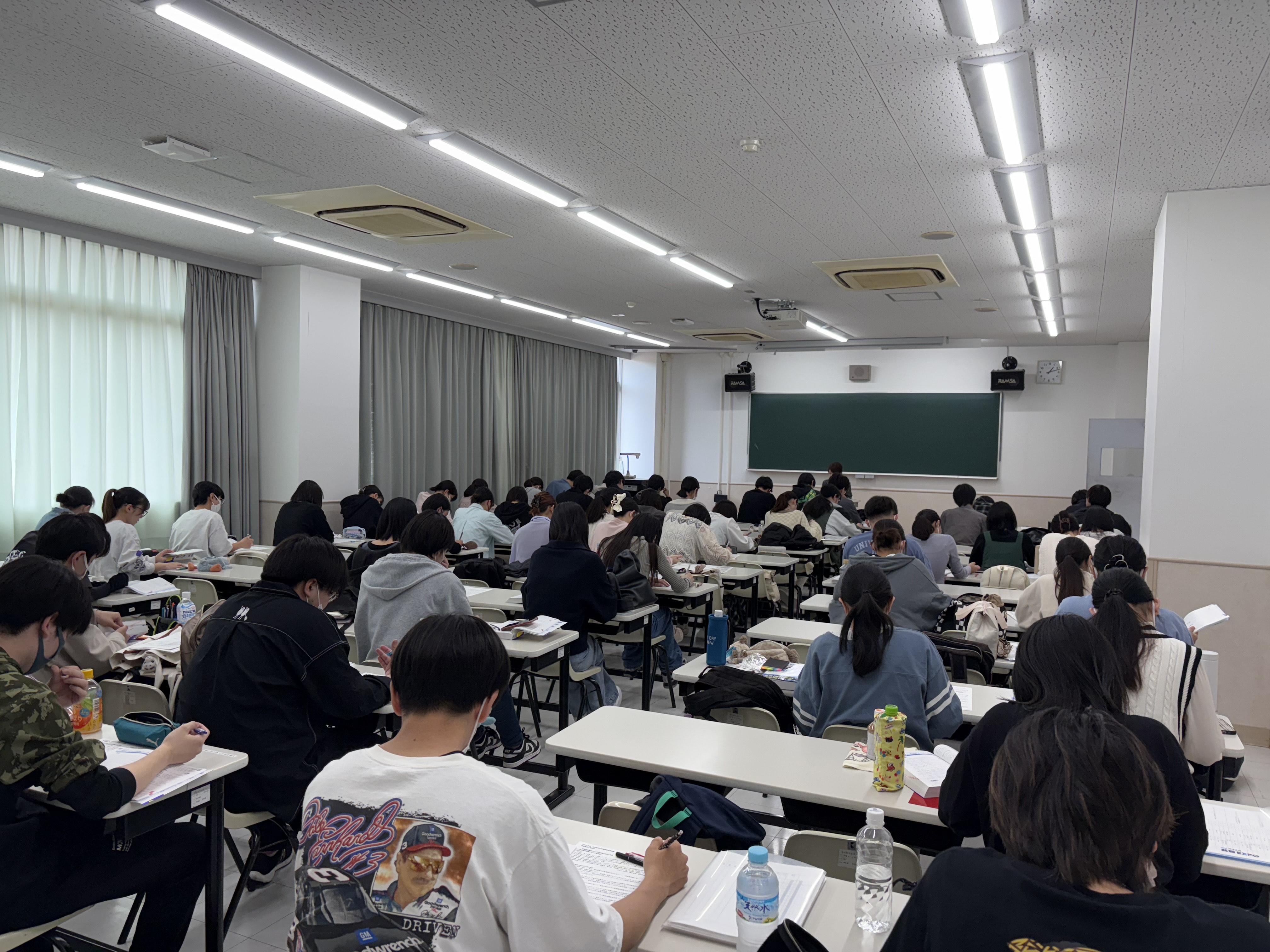 学生が国試対策講座を受けている様子