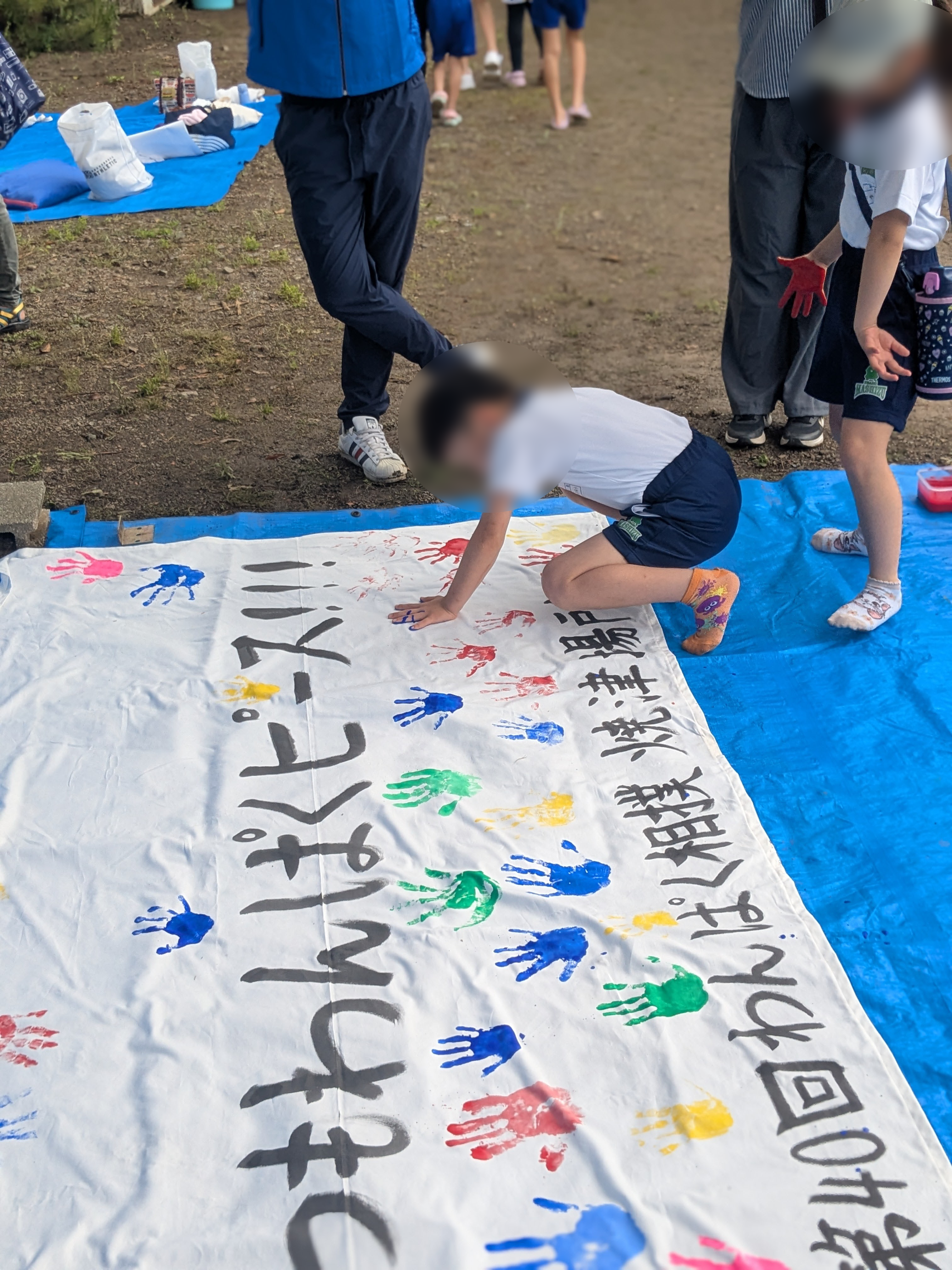 子どもが手形を作成している様子