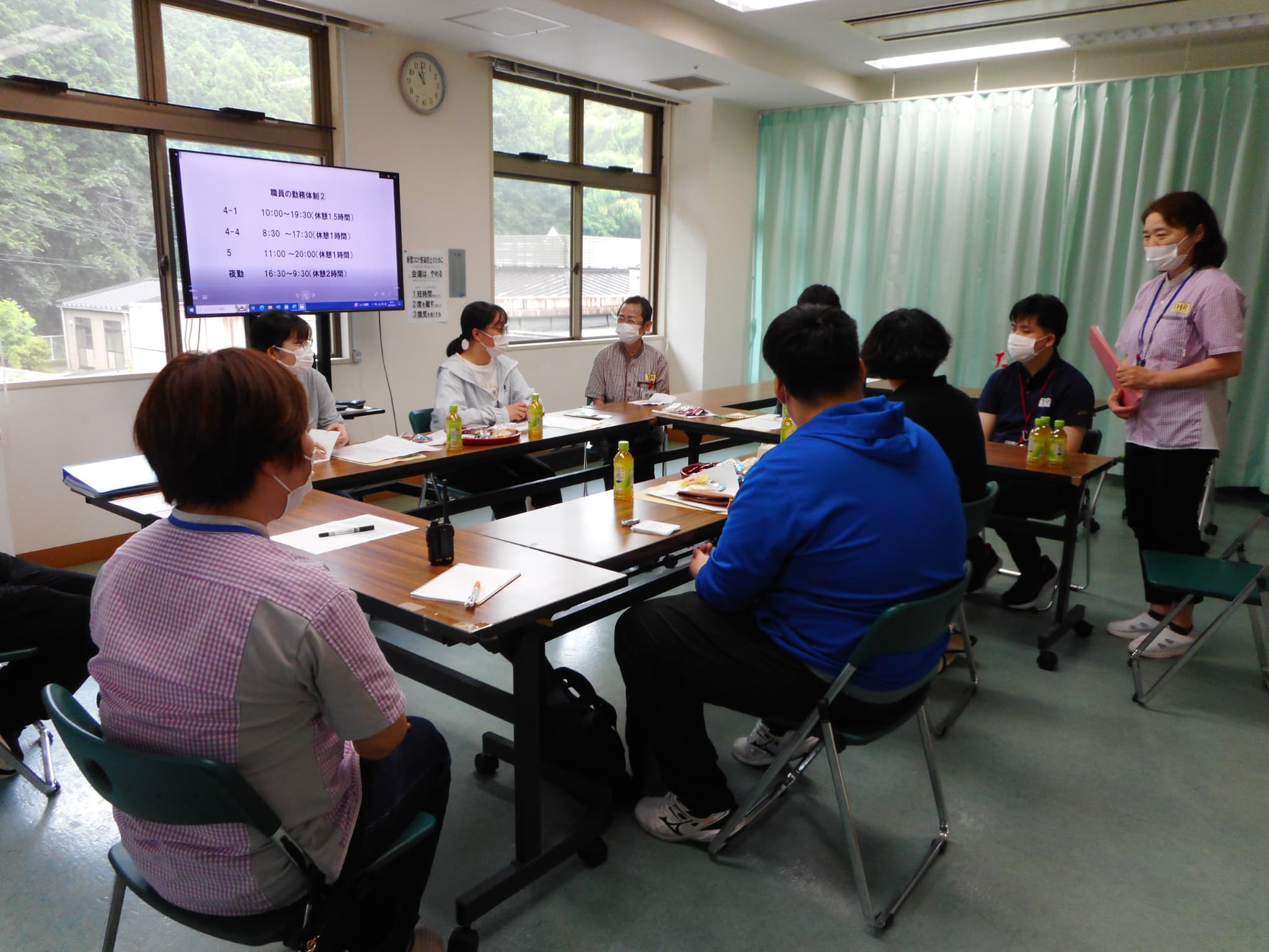 施設職員の方々へ質問をしている様子