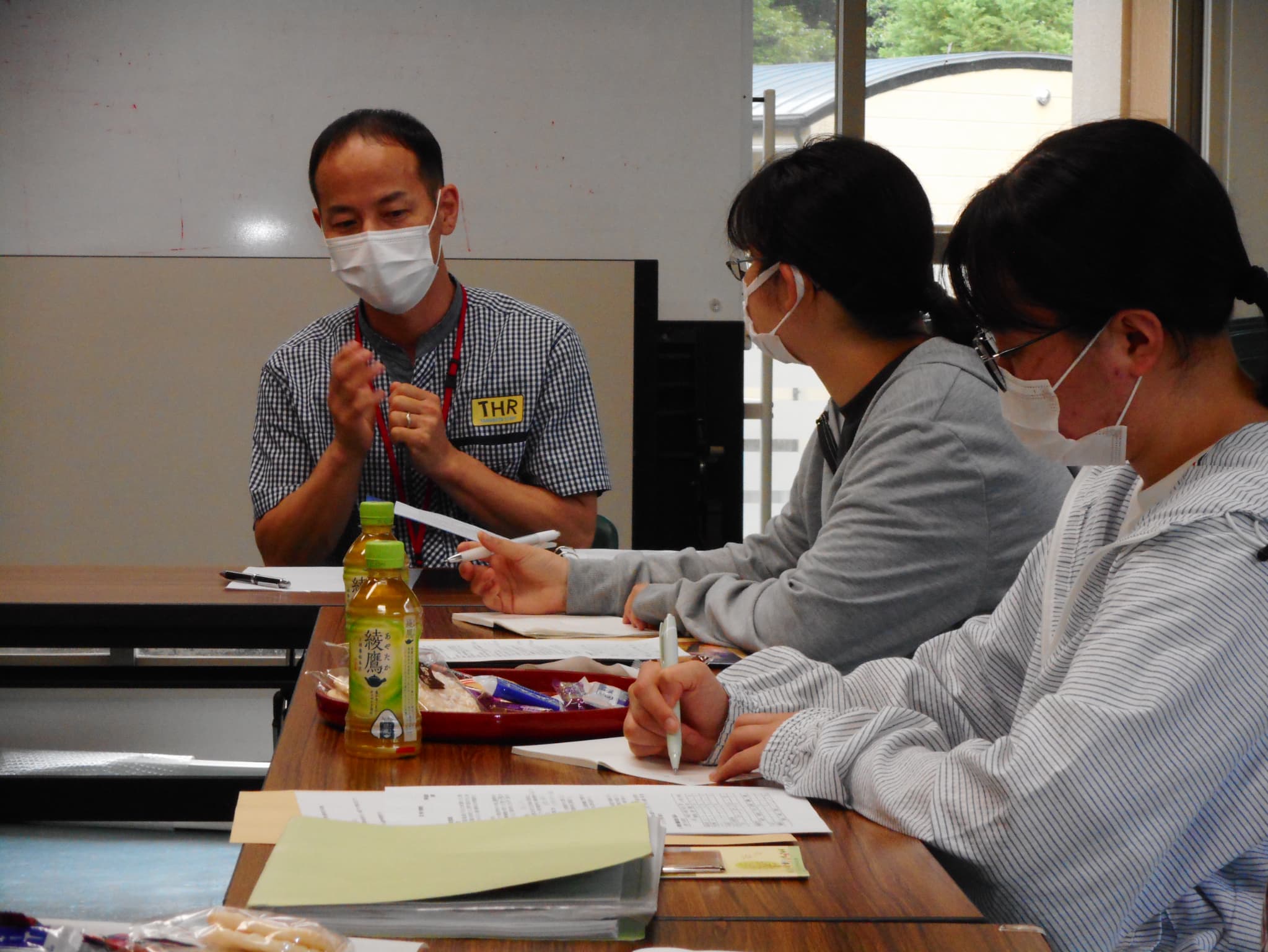 施設職員の方々へ質問をしている様子