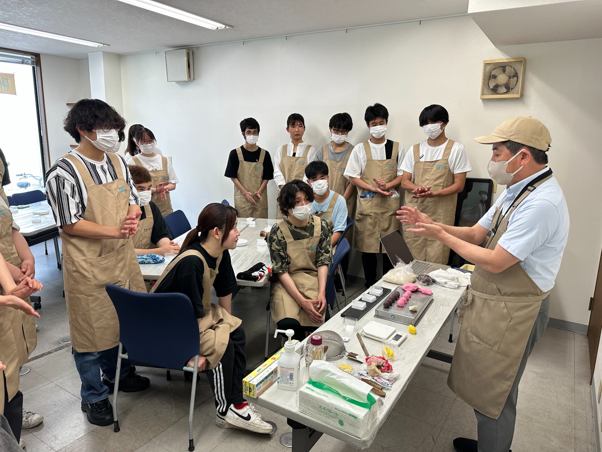 講師の方のお手本を見ている学生の様子