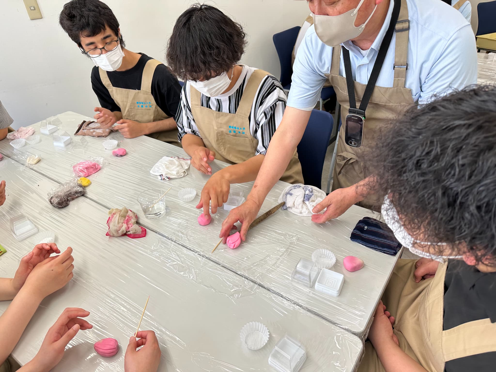 学生が生菓子を作成している様子