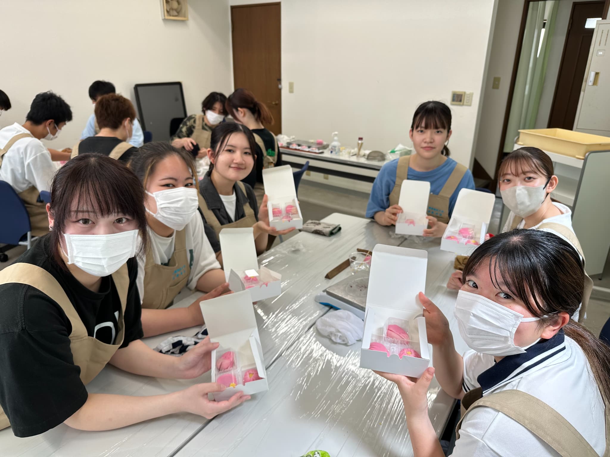 作成した生菓子と学生の写真
