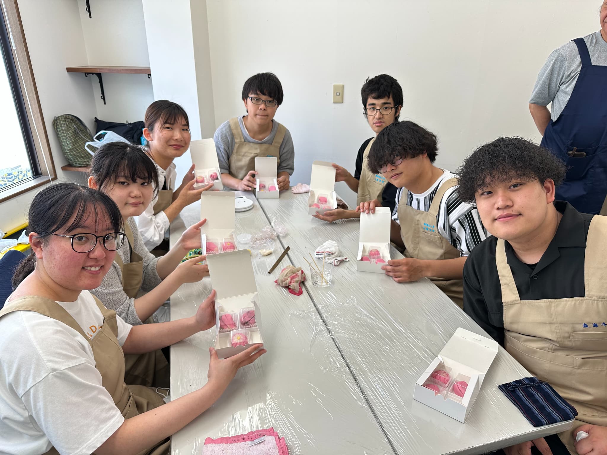 作成した生菓子と学生の写真