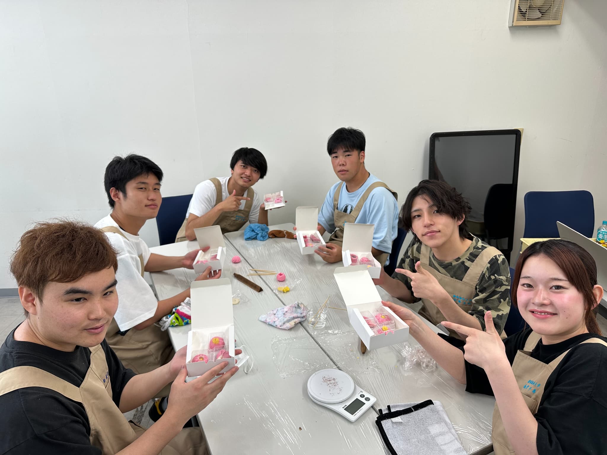 作成した生菓子と学生の写真
