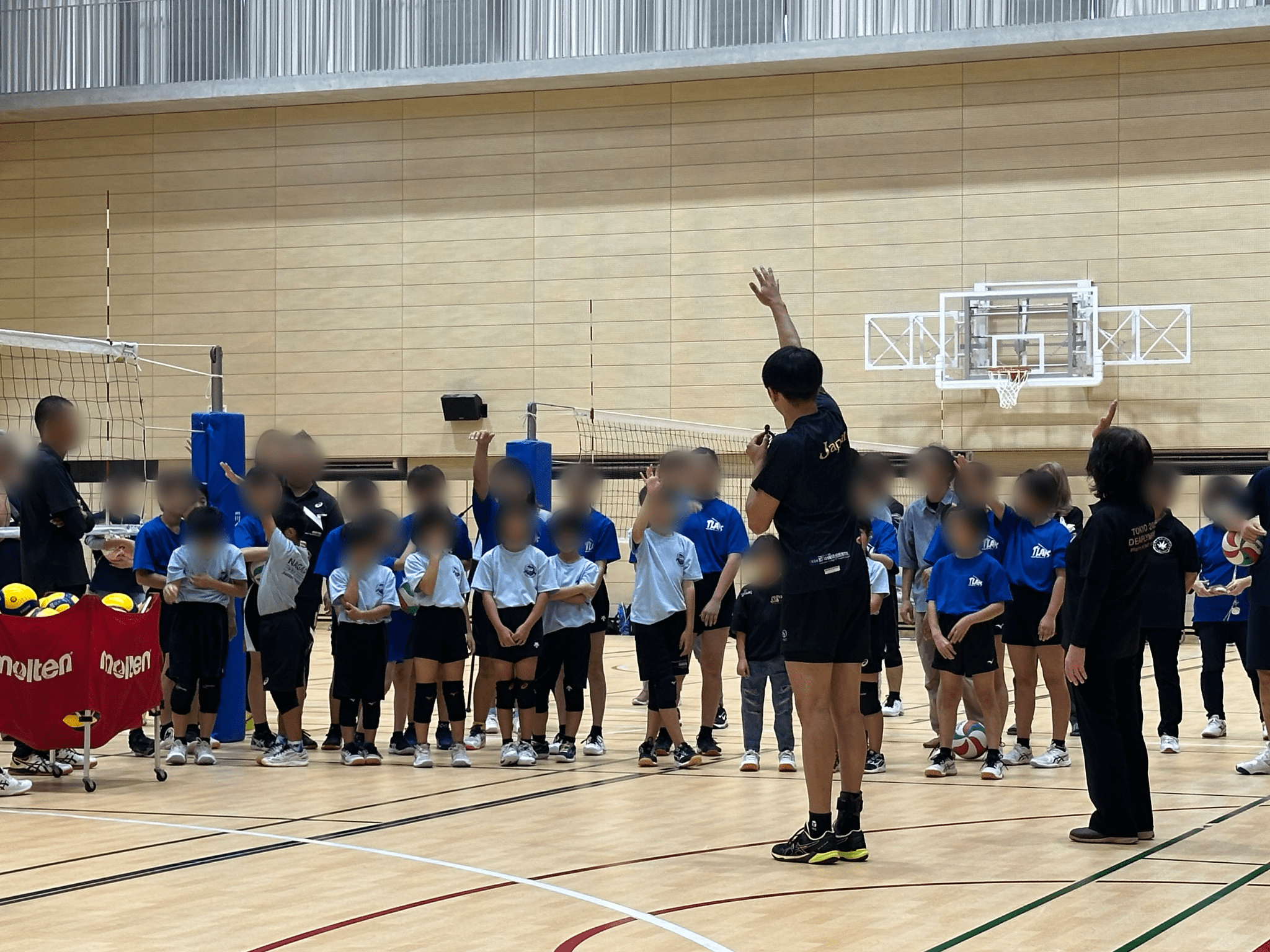 小中学生へアドバイスしている様子