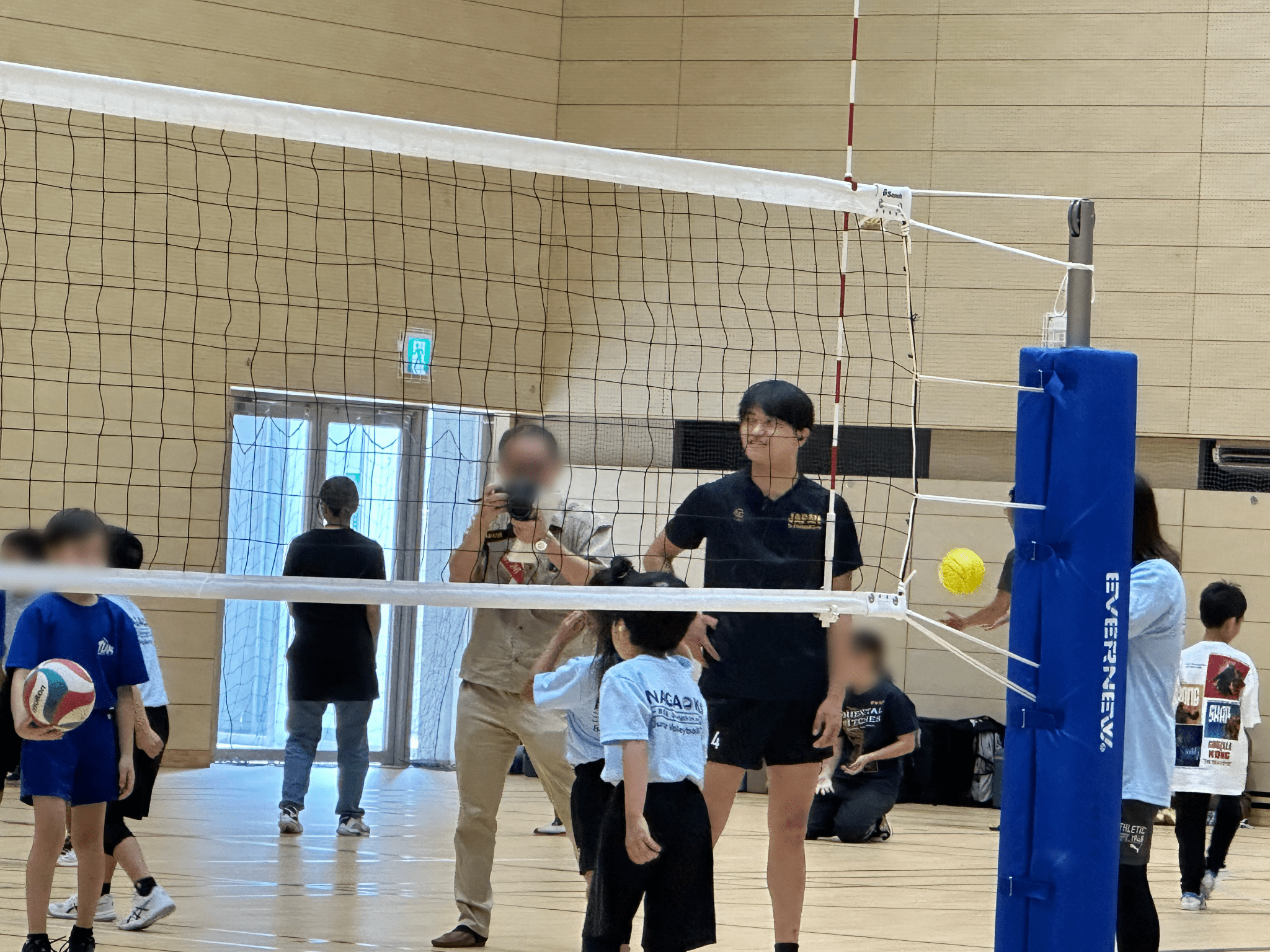小中学生へアドバイスしている様子