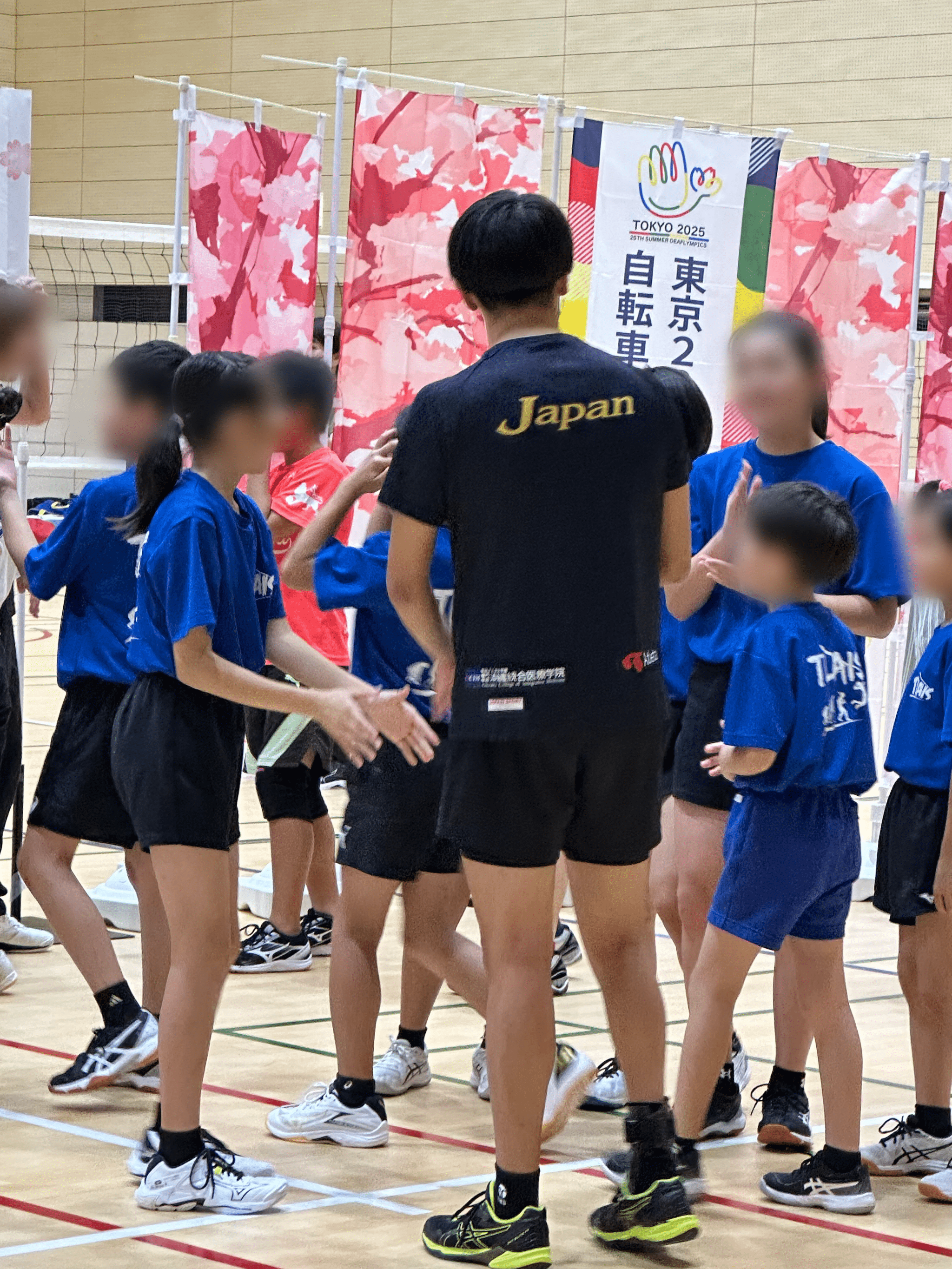 小中学生と話をしている様子