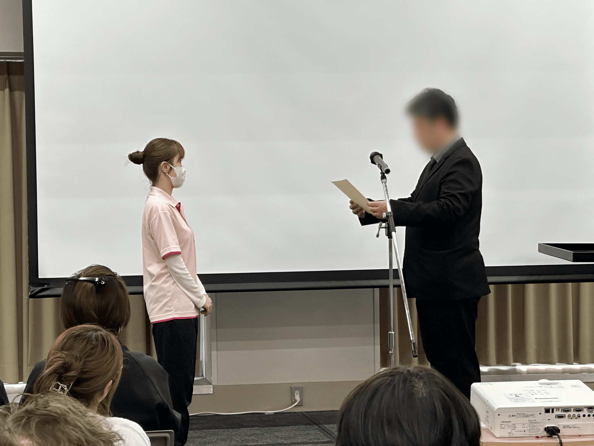 岡県介護福祉士会会長賞受賞の様子