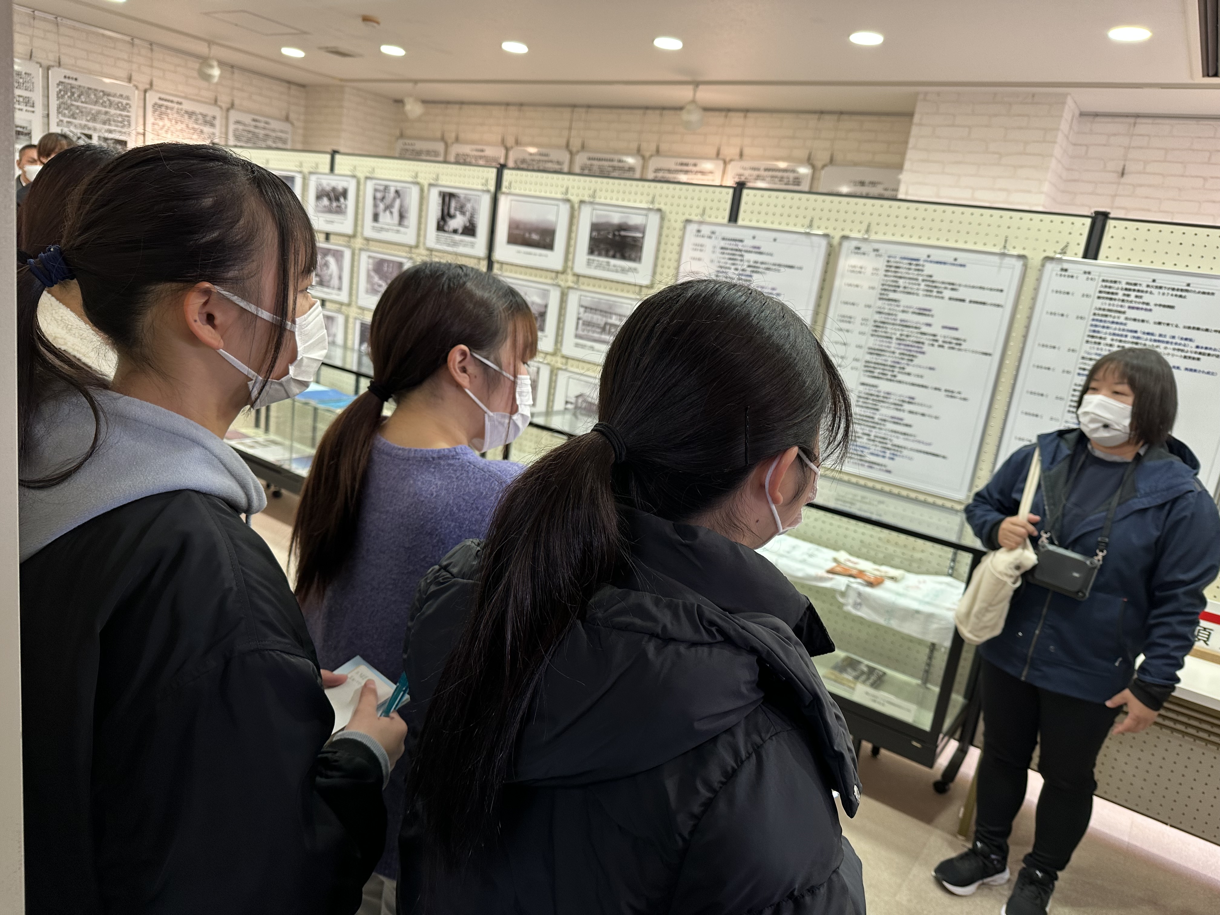 学芸員の方の話を聞いている様子