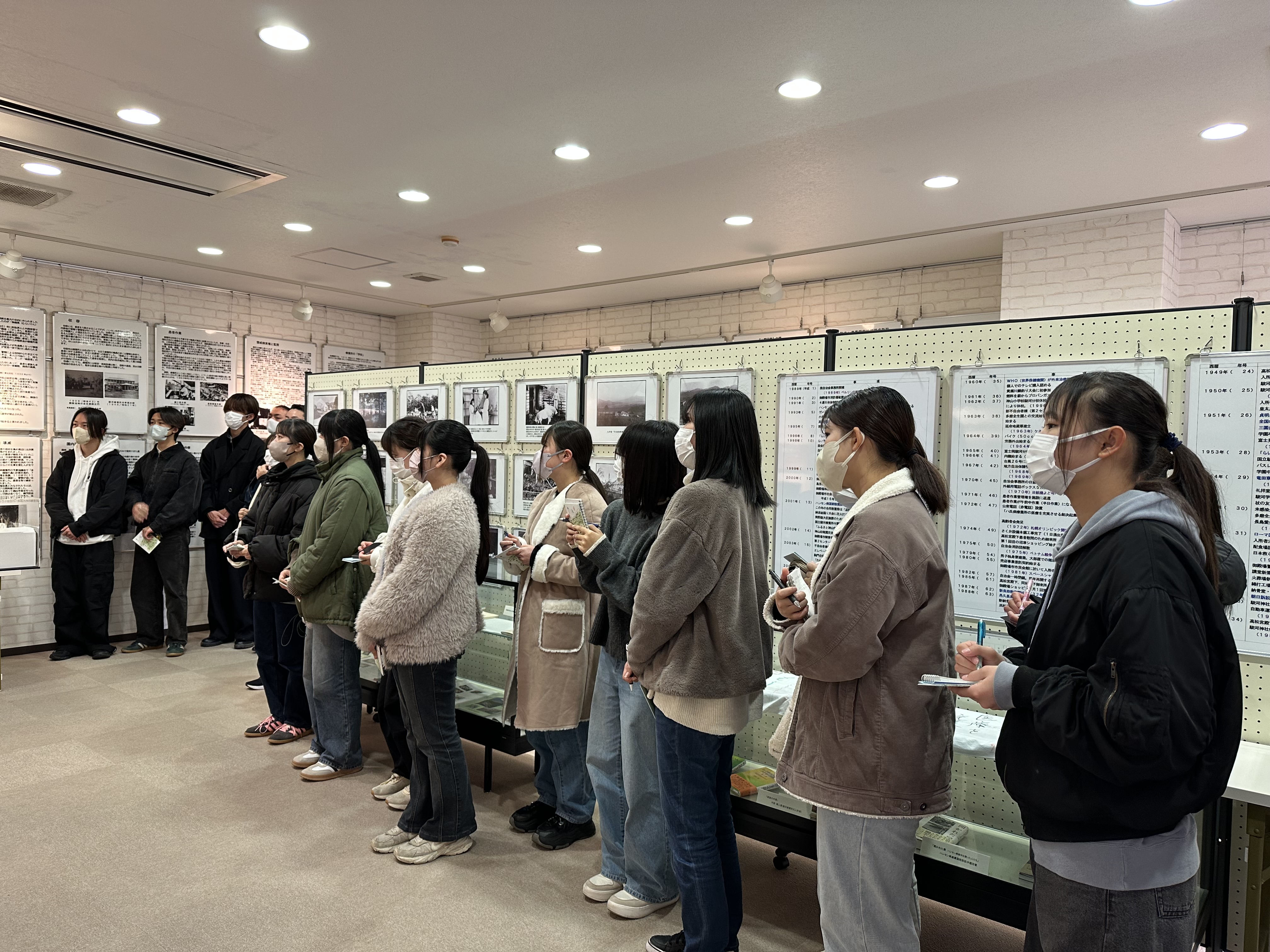 学芸員の方のお話を聞いている様子