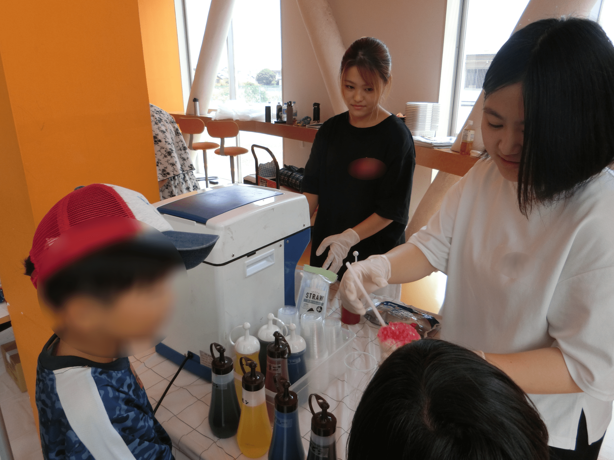 かき氷のプレゼントをしている様子