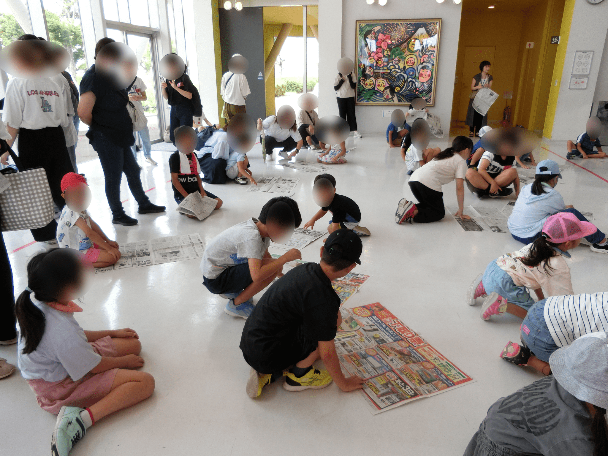 新聞ちぎりゲームの様子