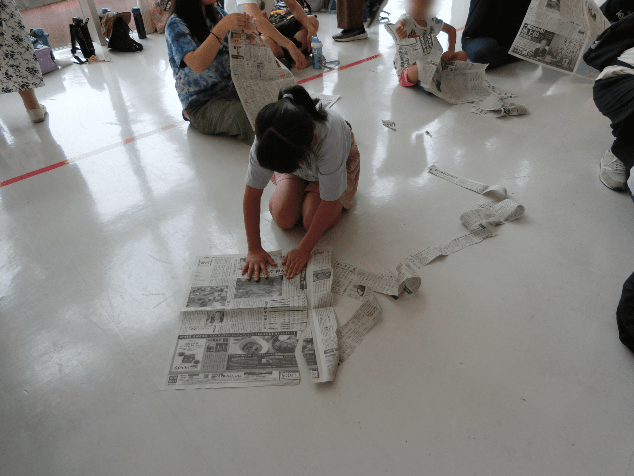 新聞ちぎりゲームの様子