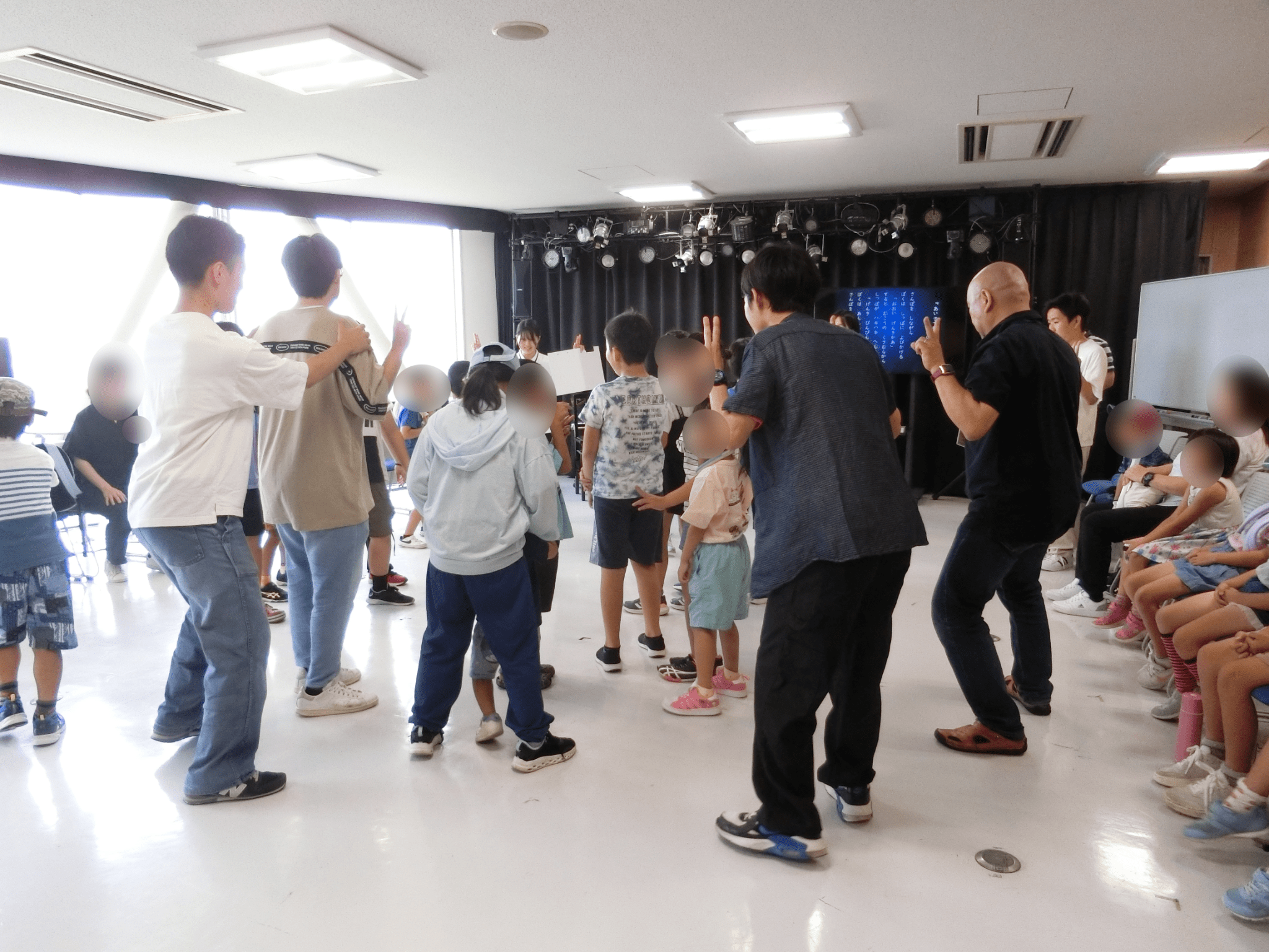 音楽室で表現遊びをしている様子