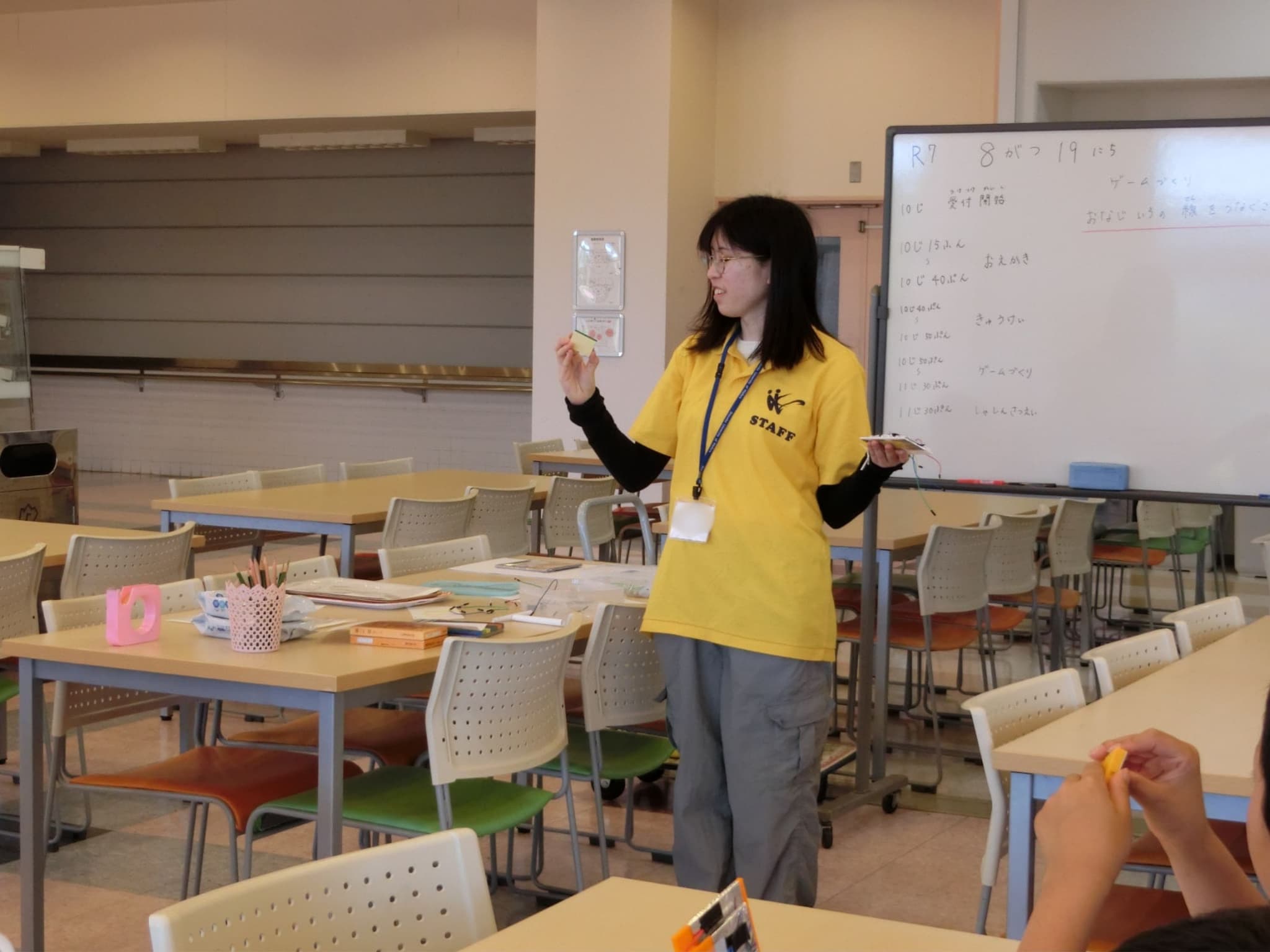 学生スタッフが説明している様子