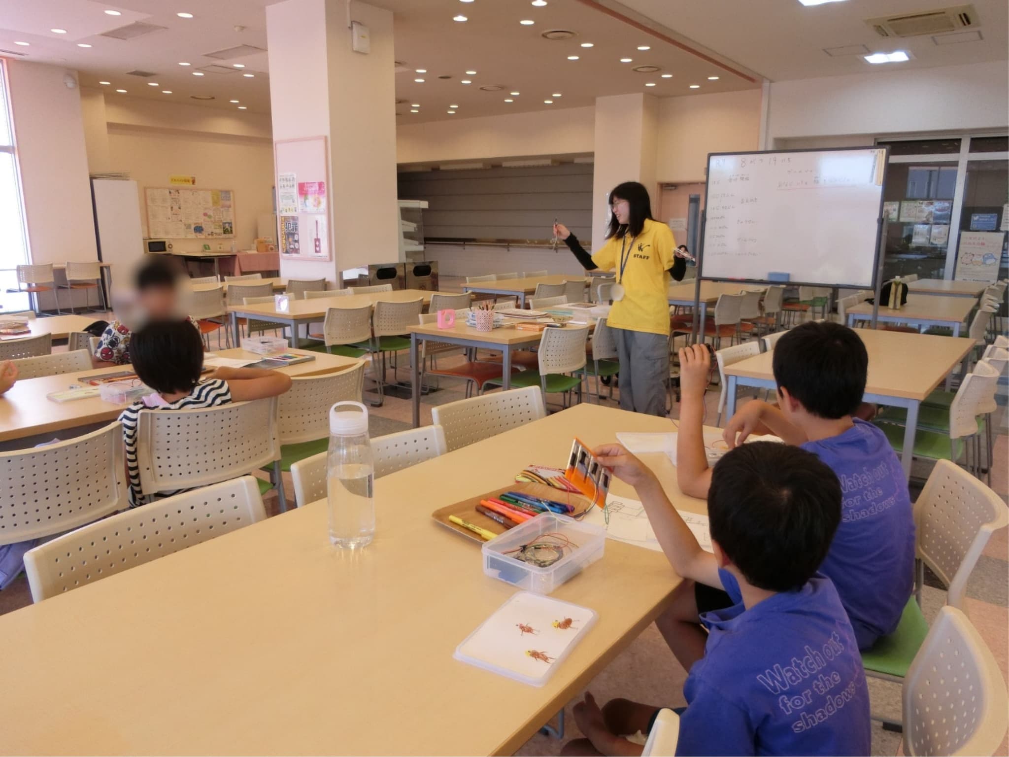 学生の説明を聞いている様子