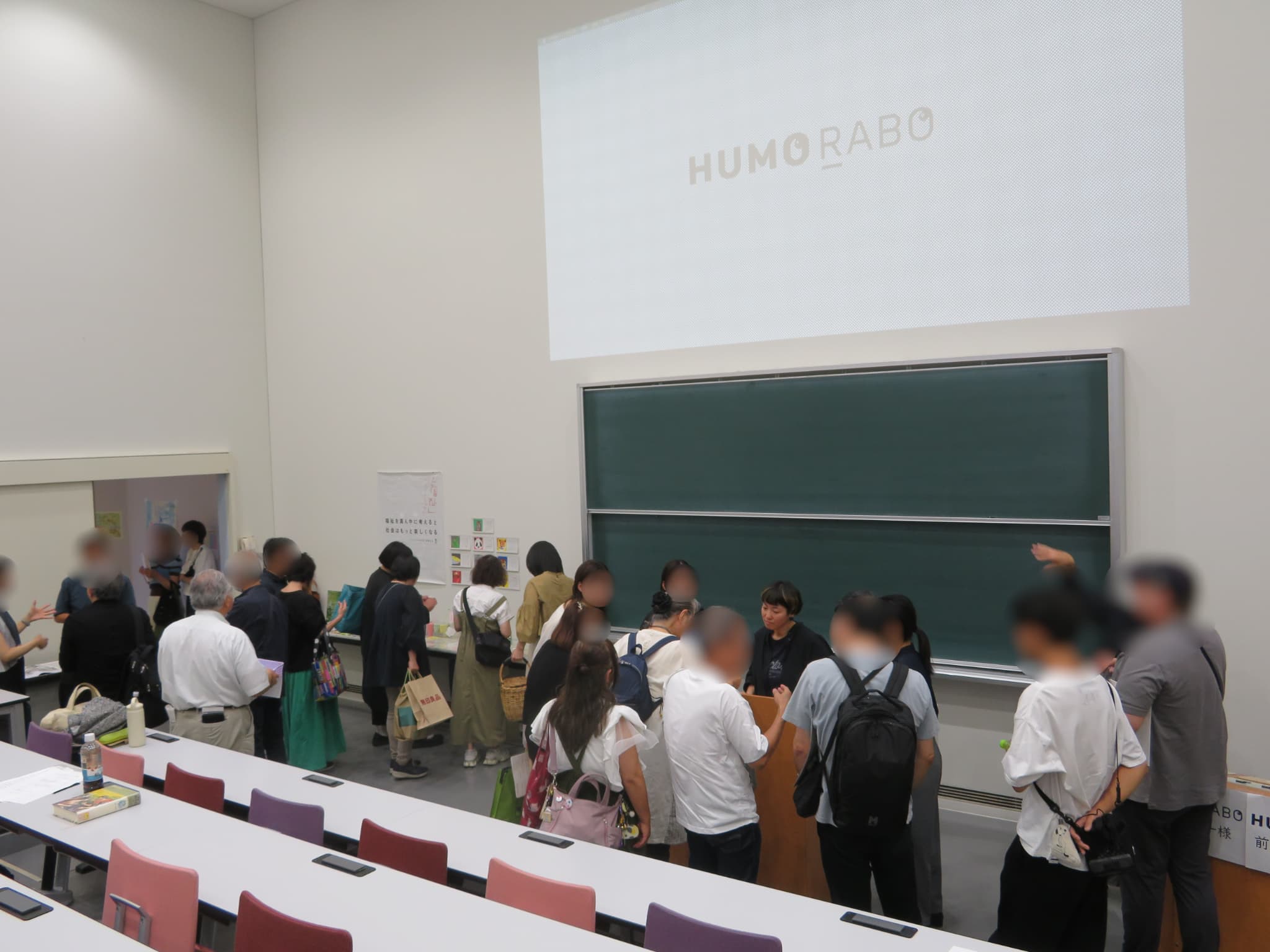 展示品を見学している風景