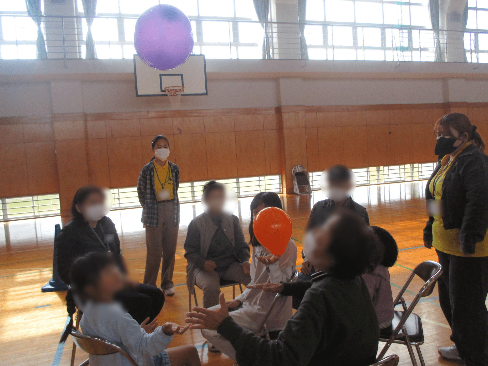 風船バレーをしている様子