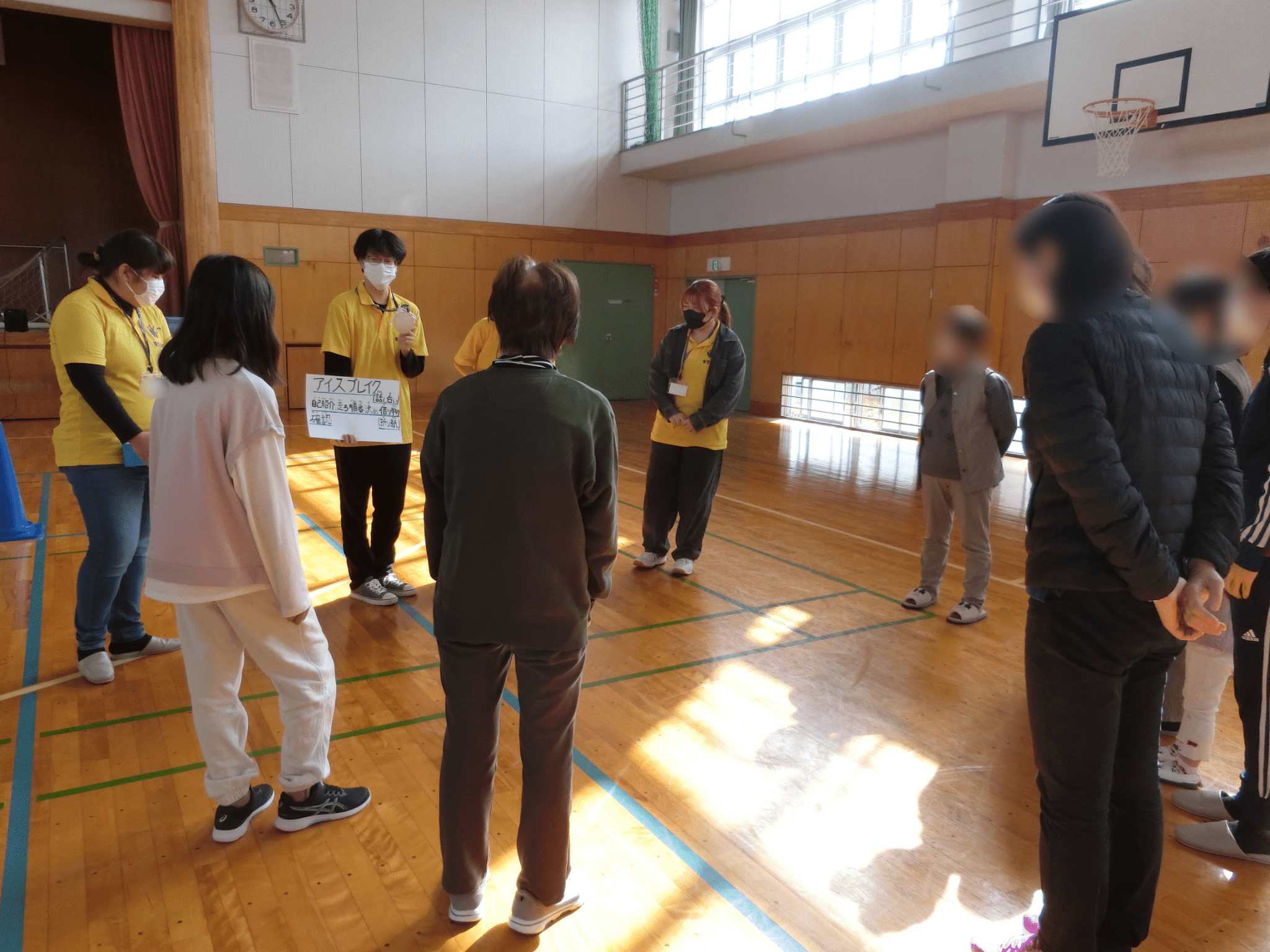 借り物リレーに向けてお題の確認中