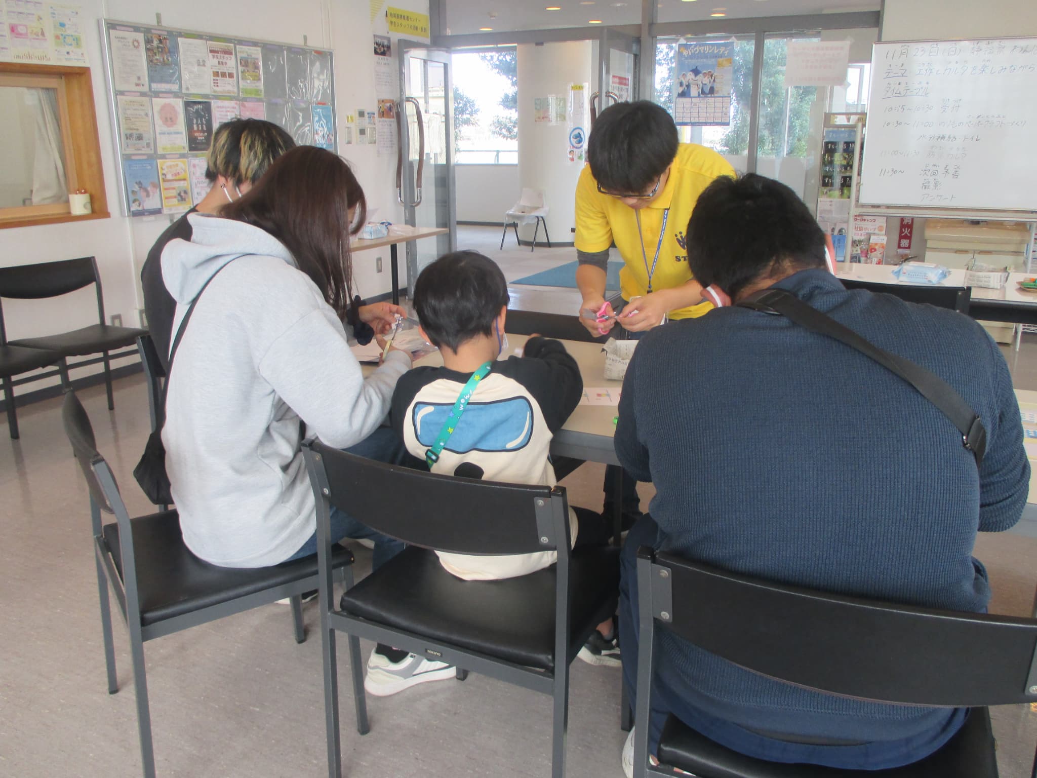 家族て工作している様子