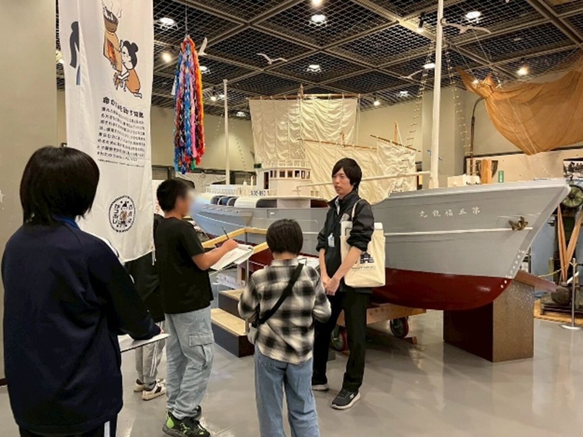 焼津市歴史民俗資料館の特別収蔵庫見学の様子