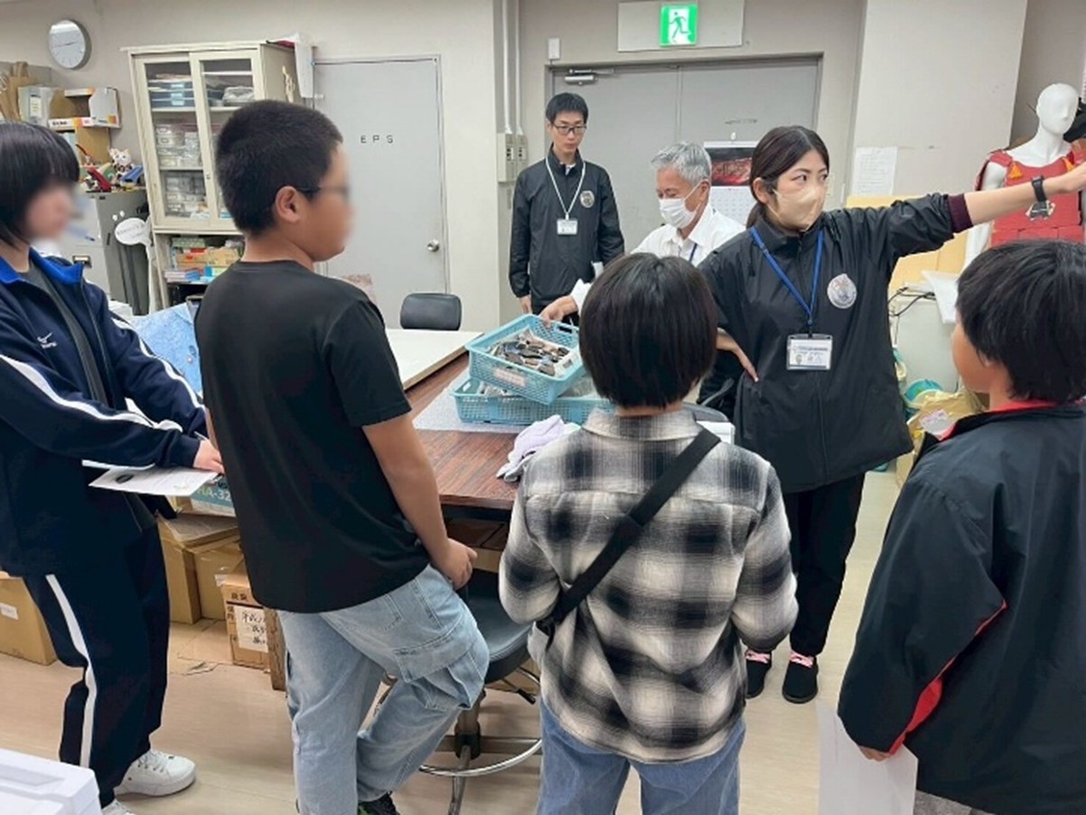 土器洗い体験の様子