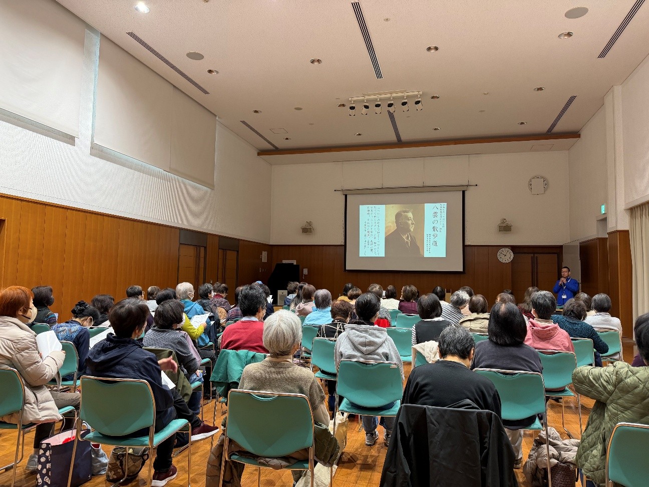 小泉八雲と焼津についてのお話を聞いている様子