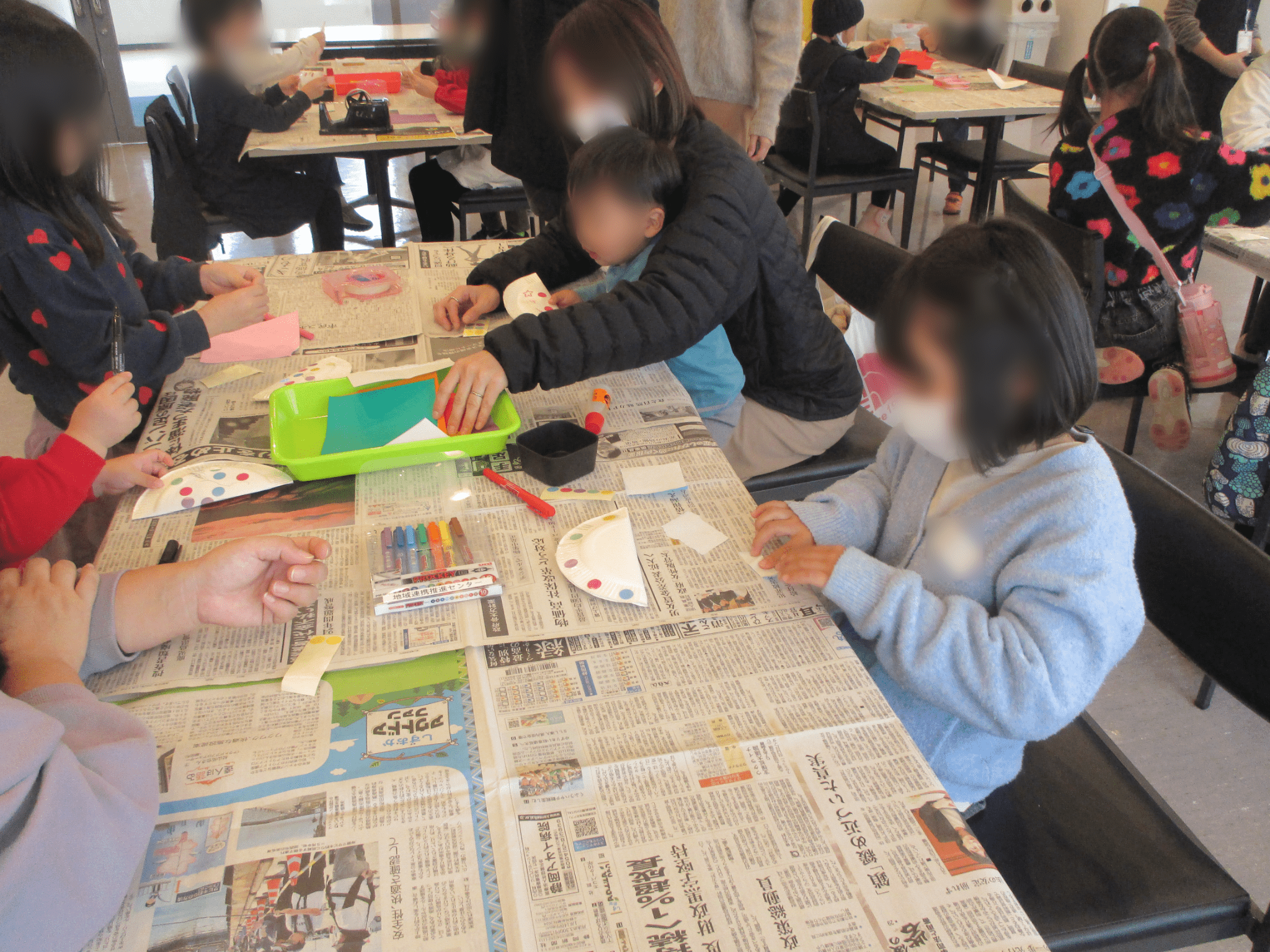 タンバリンを作成している様子