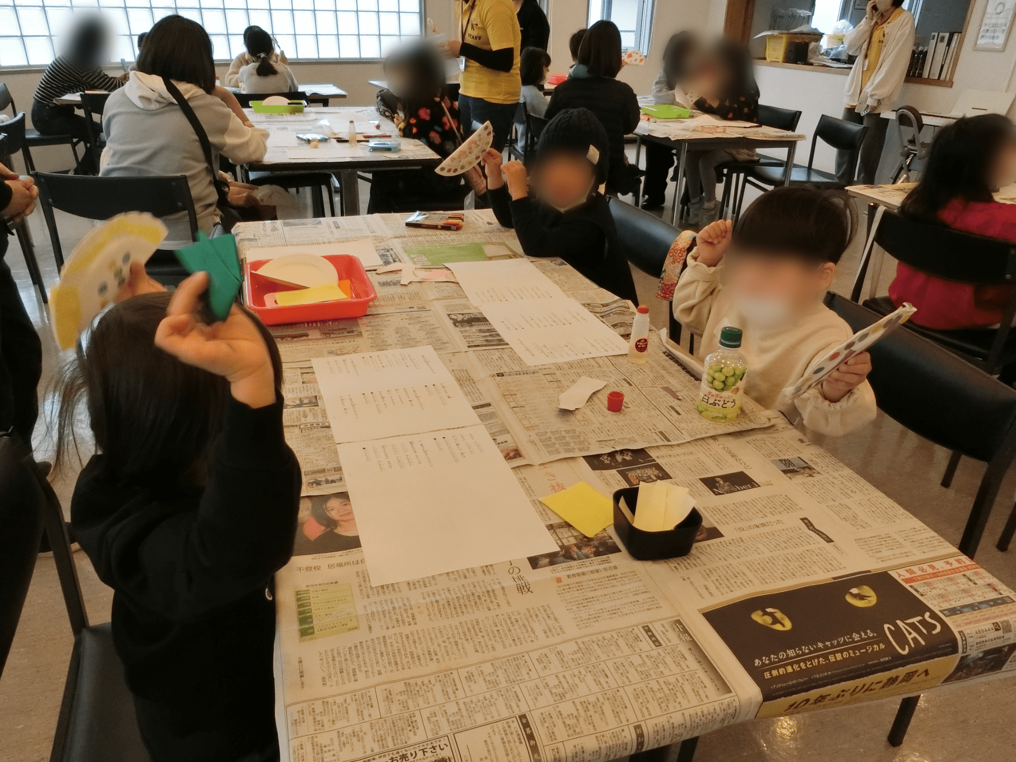 音楽に合わせてタンバリンを鳴らしている様子