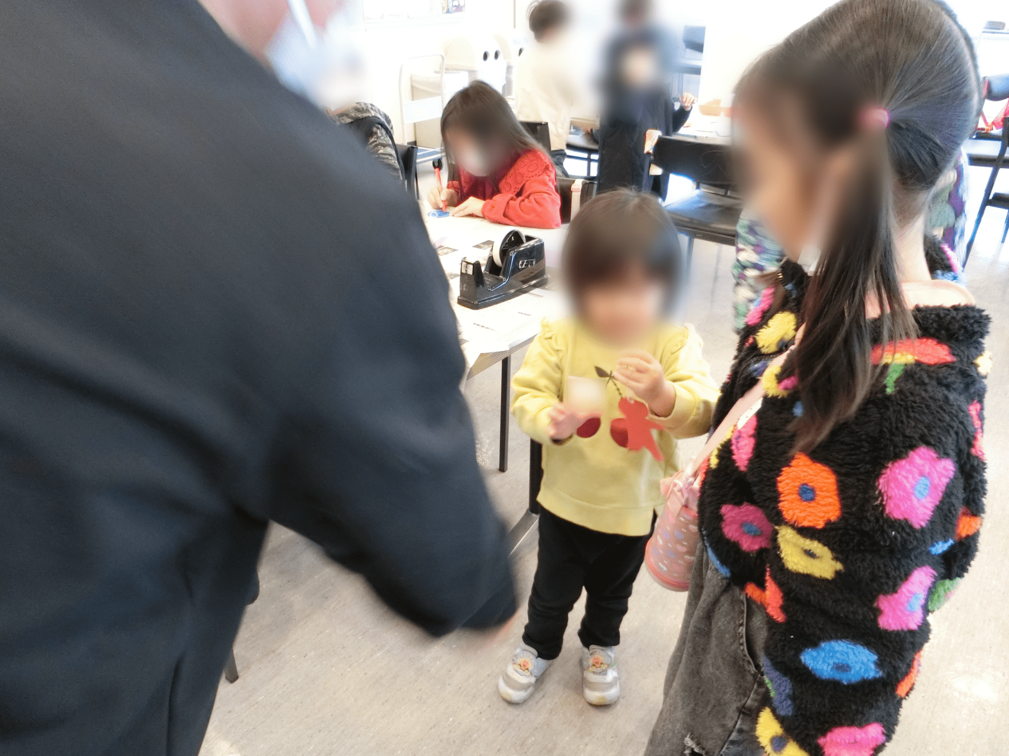 できた飾りを見ている様子