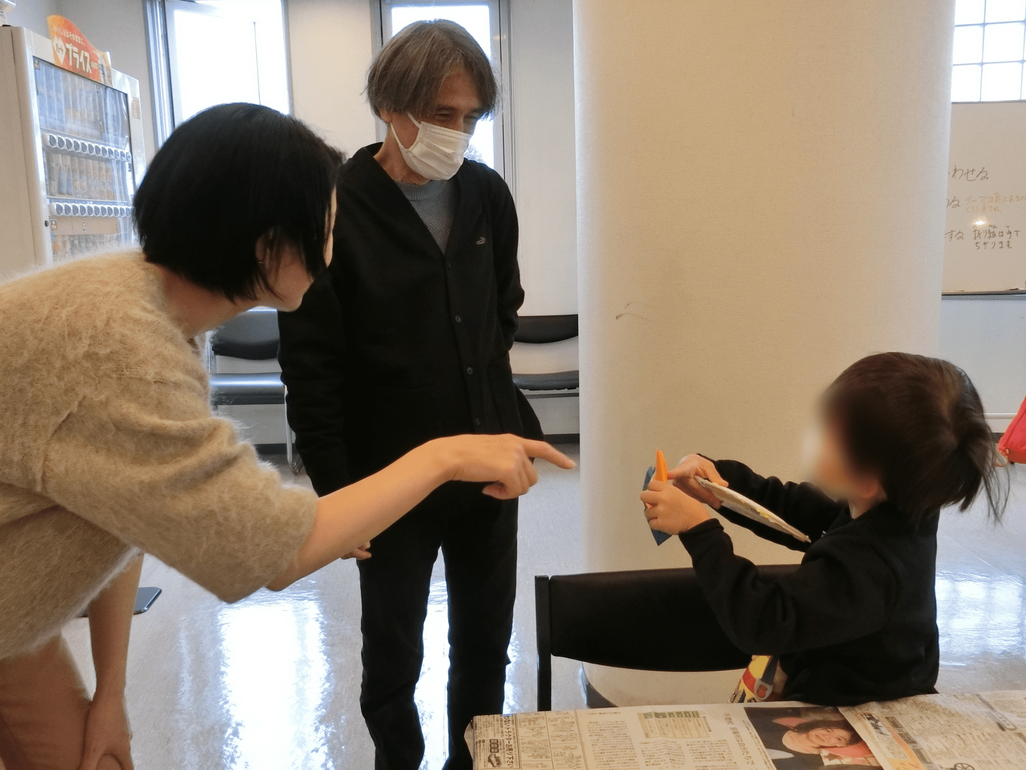 作成したタンバリンを先生に見せている様子