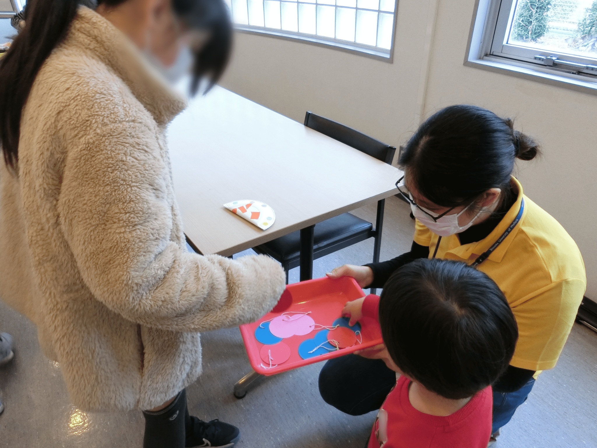 クリスマスツリーの飾り作成風景