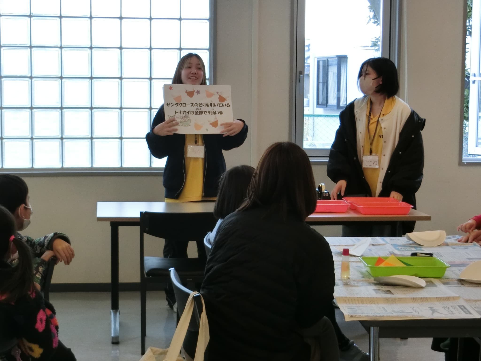アイスブレイクでクリスマスにまつわるクイズをしている様子