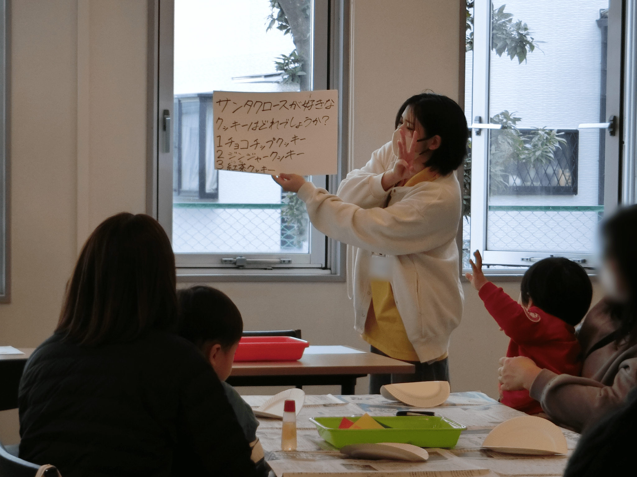 アイスブレイクでクリスマスにまつわるクイズをしている様子
