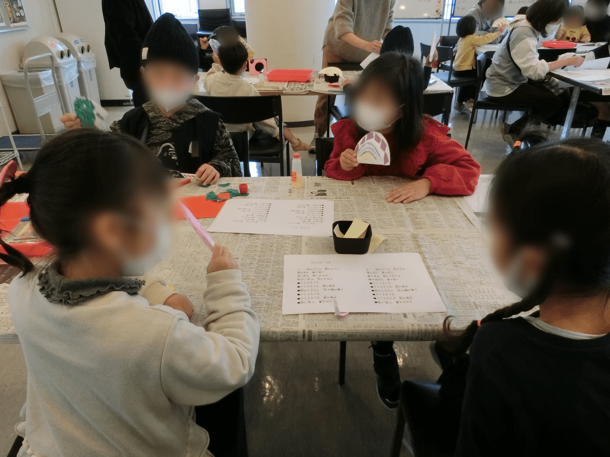 音楽に合わせてタンバリンを鳴らしている様子