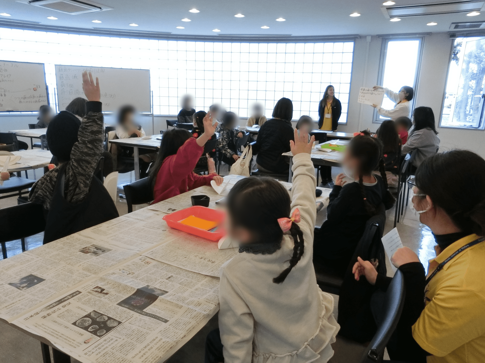 アイスブレイクでクリスマスにまつわるクイズをしている様子