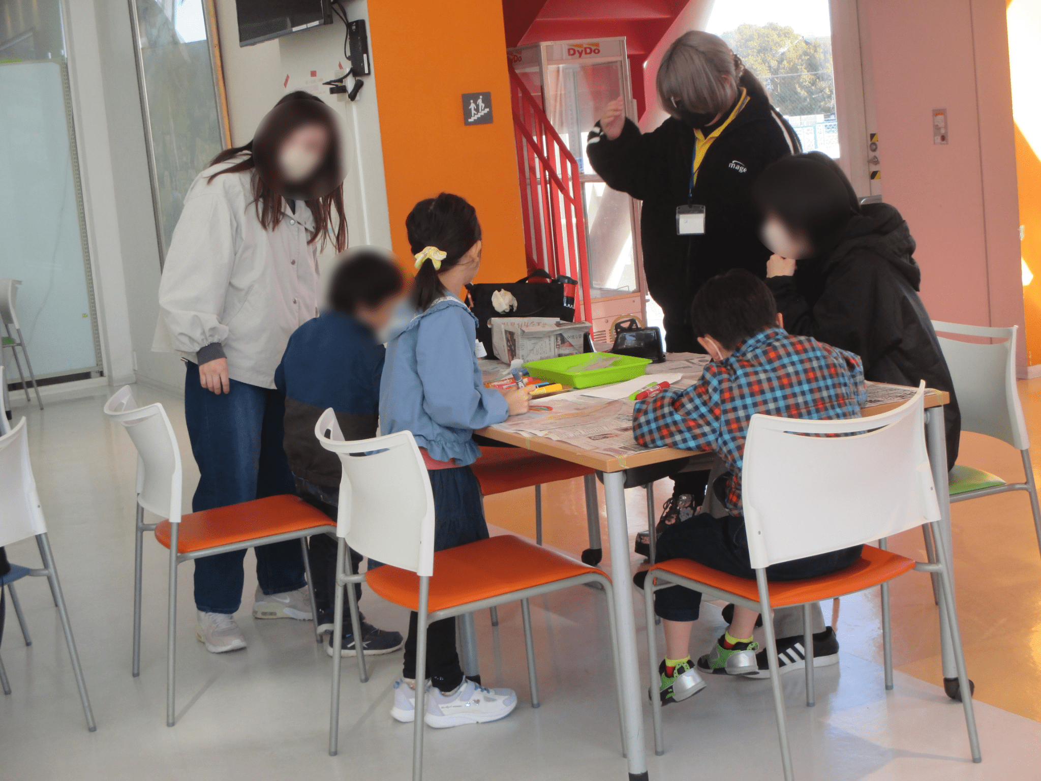 皆で凧を作成中