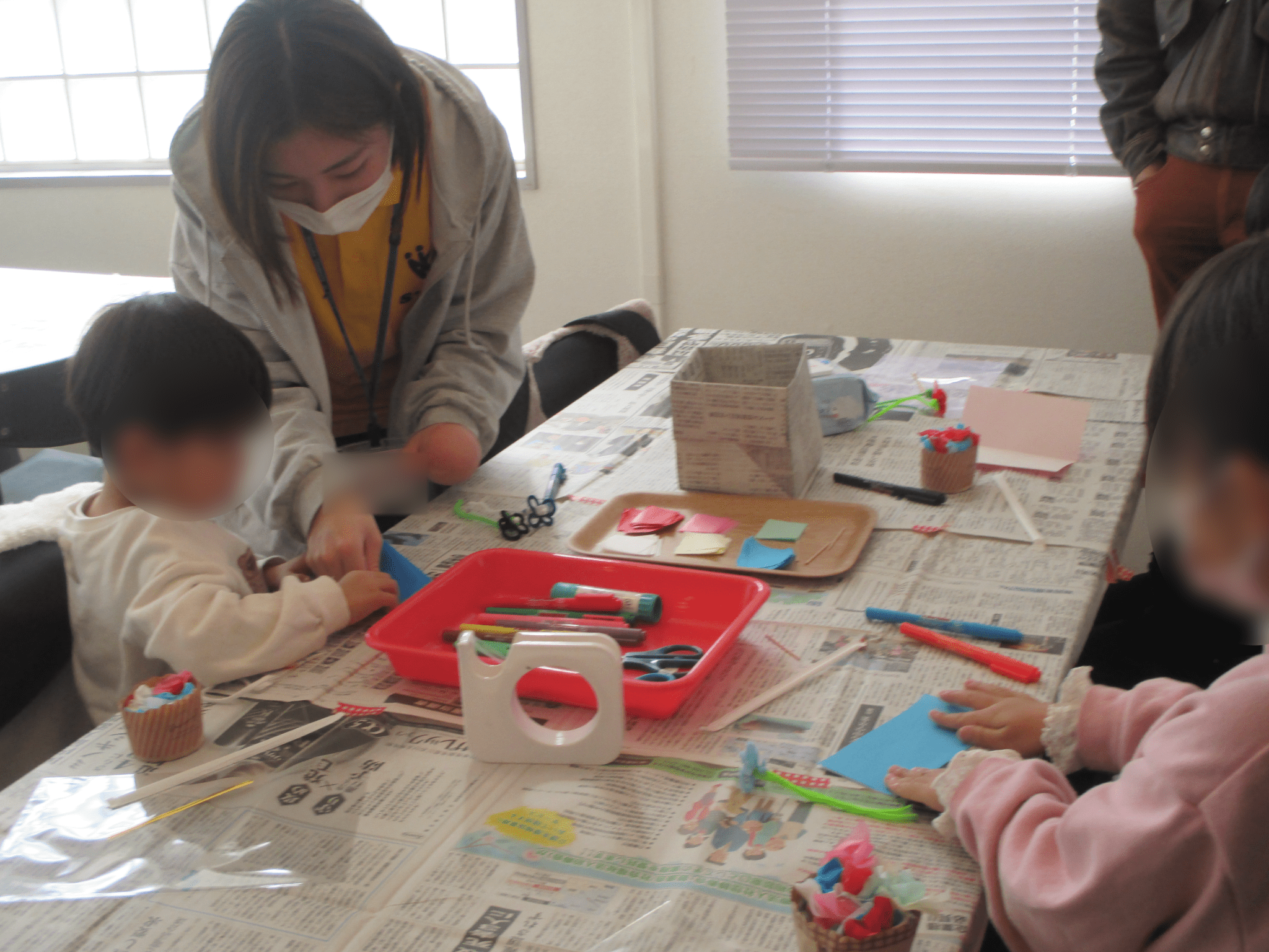 子どもたちが制作をしている様子