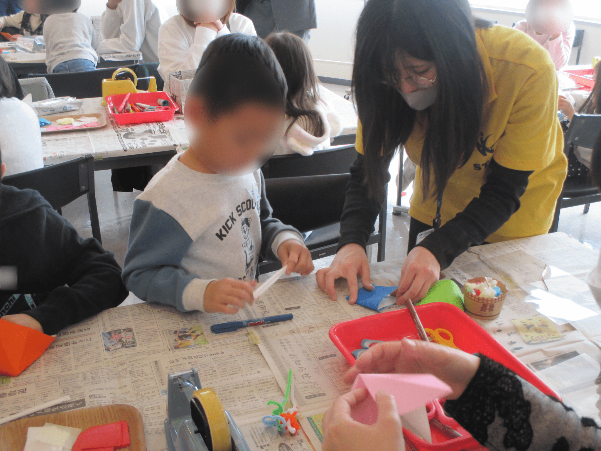 子どもたちが制作をしている様子